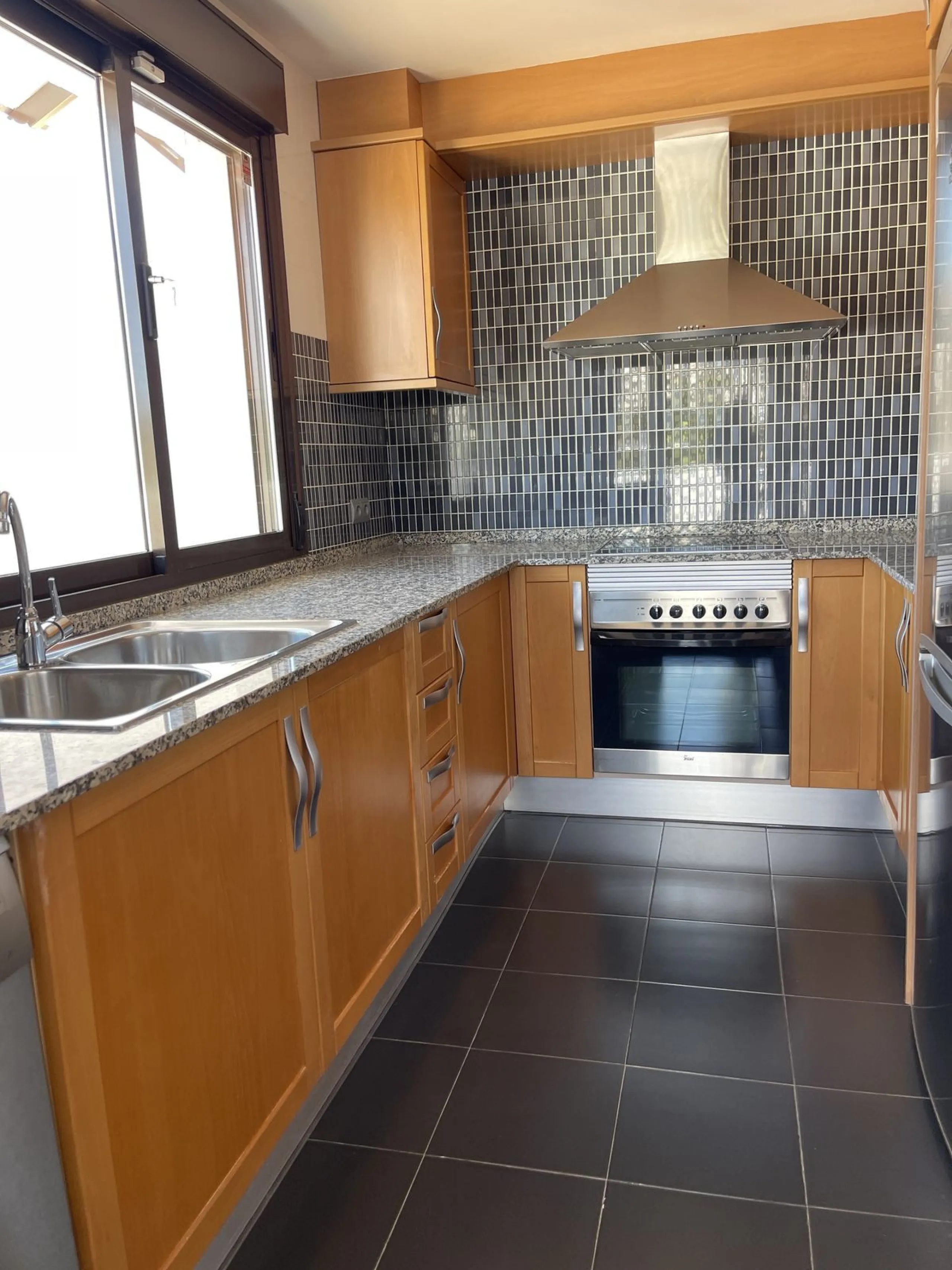 BRIGHT CORNER 3 BED APARTMENT WITH LARGE TERRACE IN GOLF HILLS, SELWO, ESTEPONA, NEXT TO LA RESINA GOLF