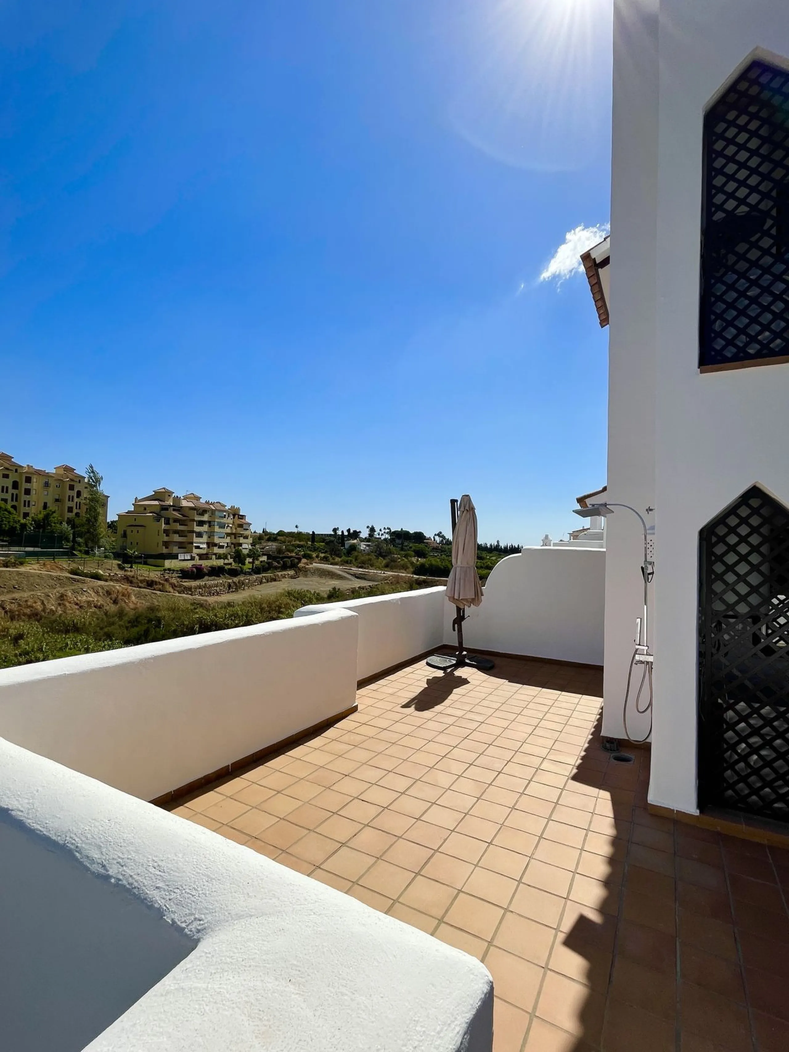 BRIGHT CORNER 3 BED APARTMENT WITH LARGE TERRACE IN GOLF HILLS, SELWO, ESTEPONA, NEXT TO LA RESINA GOLF