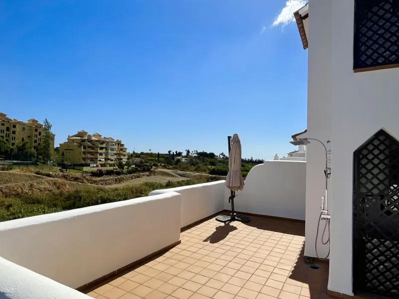 BRIGHT CORNER 3 BED APARTMENT WITH LARGE TERRACE IN GOLF HILLS, SELWO, ESTEPONA, NEXT TO LA RESINA GOLF