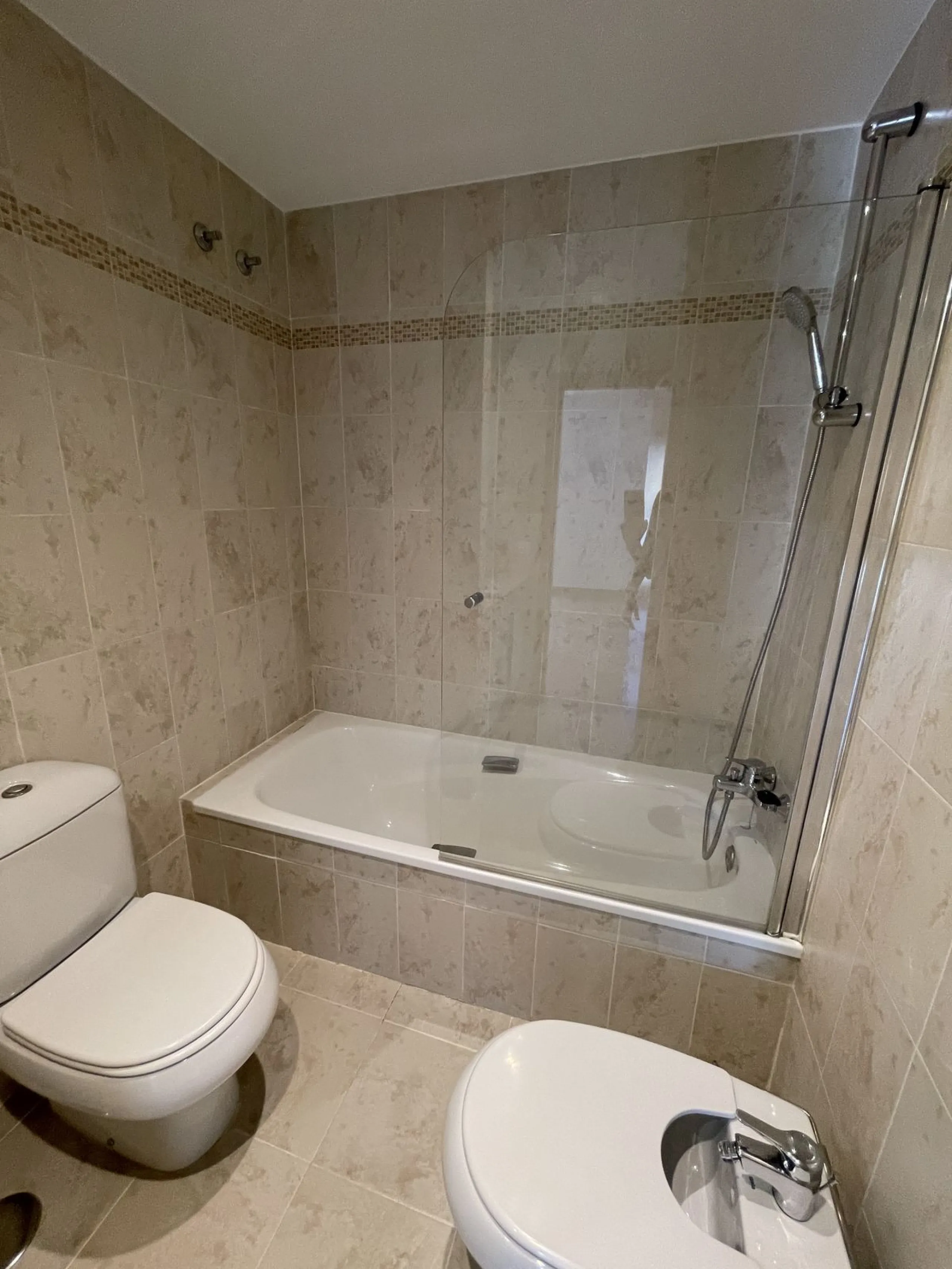 BRIGHT CORNER 3 BED APARTMENT WITH LARGE TERRACE IN GOLF HILLS, SELWO, ESTEPONA, NEXT TO LA RESINA GOLF