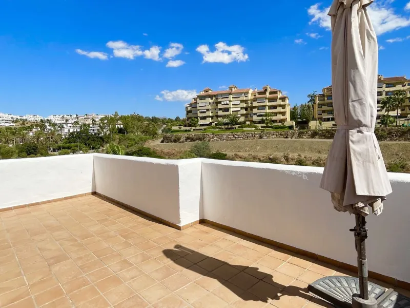 BRIGHT CORNER 3 BED APARTMENT WITH LARGE TERRACE IN GOLF HILLS, SELWO, ESTEPONA, NEXT TO LA RESINA GOLF