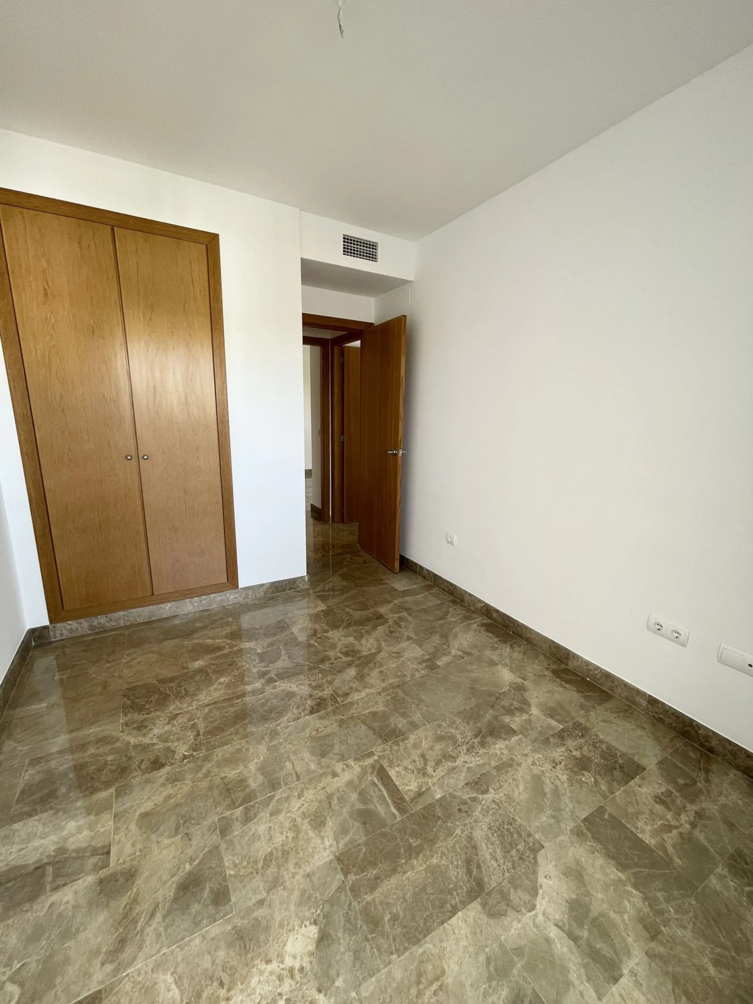 BRIGHT CORNER 3 BED APARTMENT WITH LARGE TERRACE IN GOLF HILLS, SELWO, ESTEPONA, NEXT TO LA RESINA GOLF