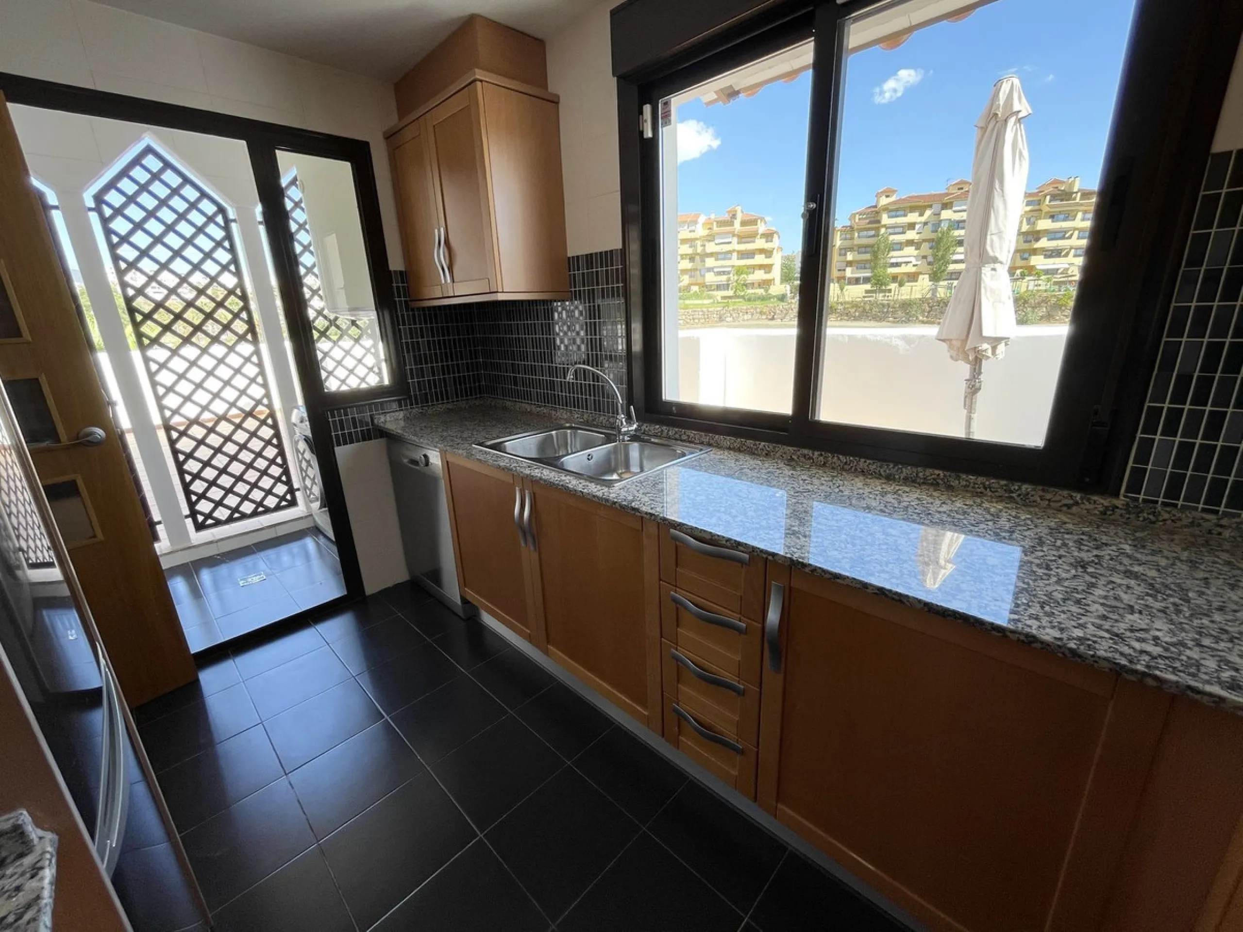 BRIGHT CORNER 3 BED APARTMENT WITH LARGE TERRACE IN GOLF HILLS, SELWO, ESTEPONA, NEXT TO LA RESINA GOLF