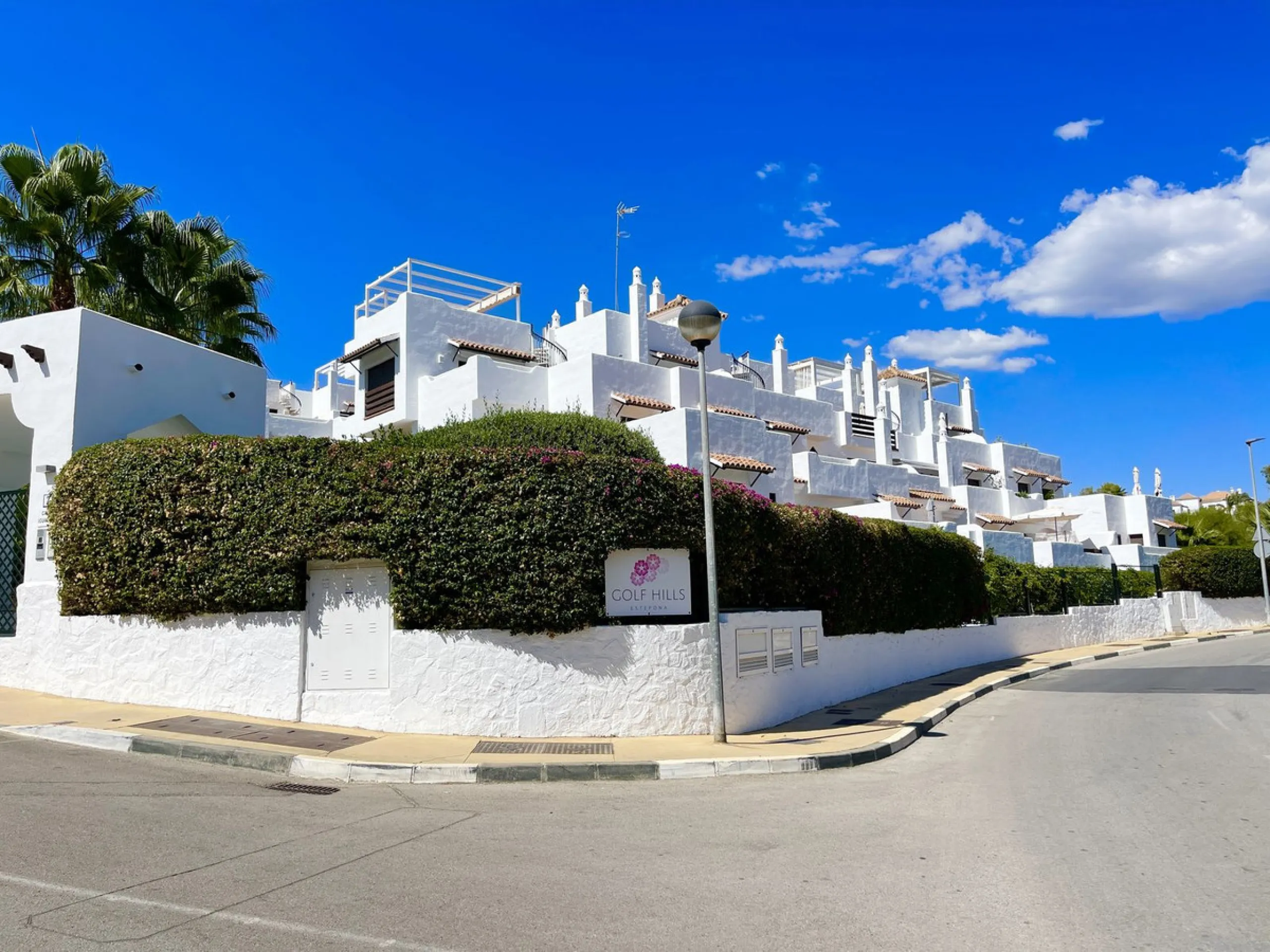 BRIGHT CORNER 3 BED APARTMENT WITH LARGE TERRACE IN GOLF HILLS, SELWO, ESTEPONA, NEXT TO LA RESINA GOLF