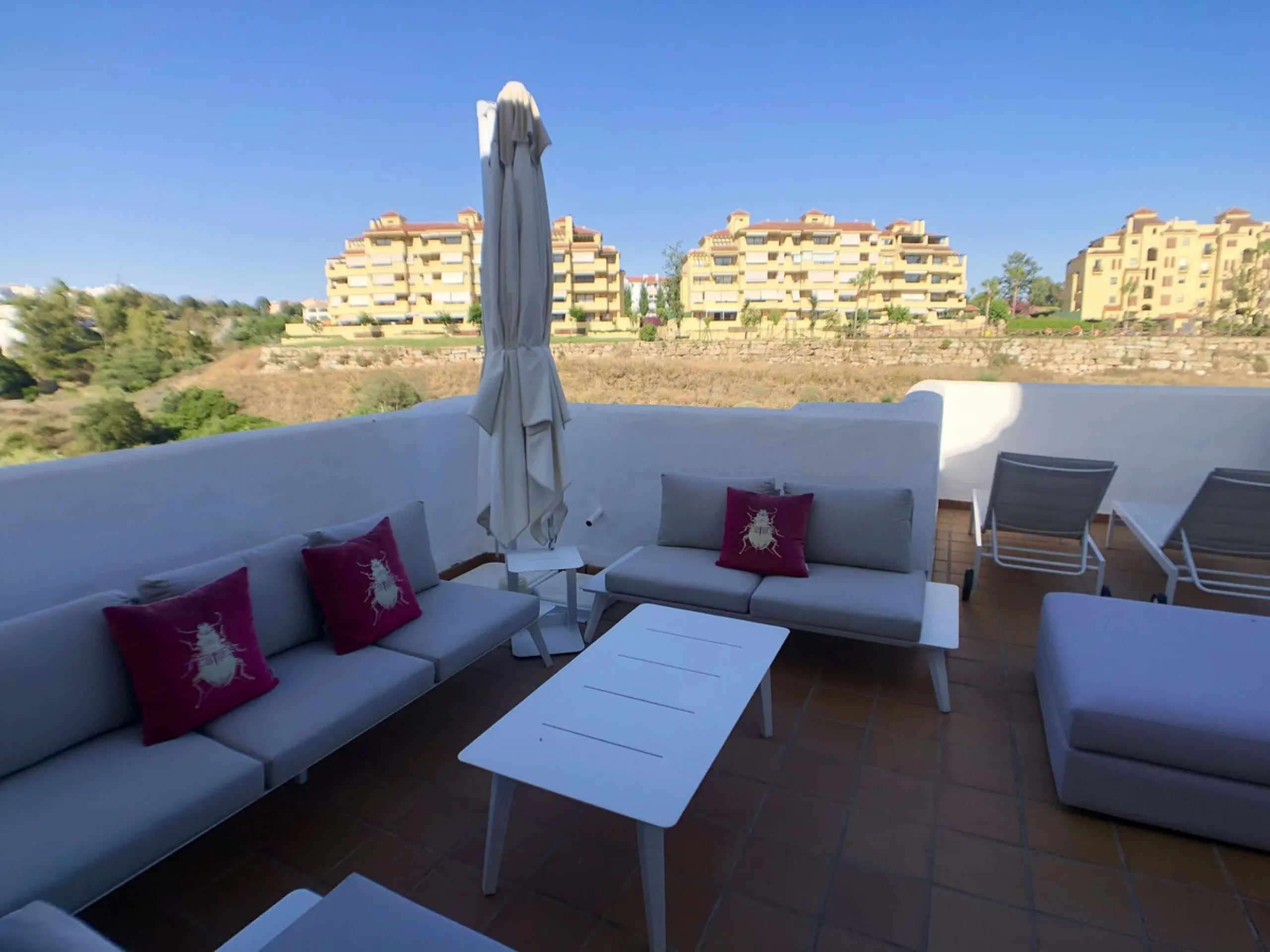BRIGHT CORNER 3 BED APARTMENT WITH LARGE TERRACE IN GOLF HILLS, SELWO, ESTEPONA, NEXT TO LA RESINA GOLF