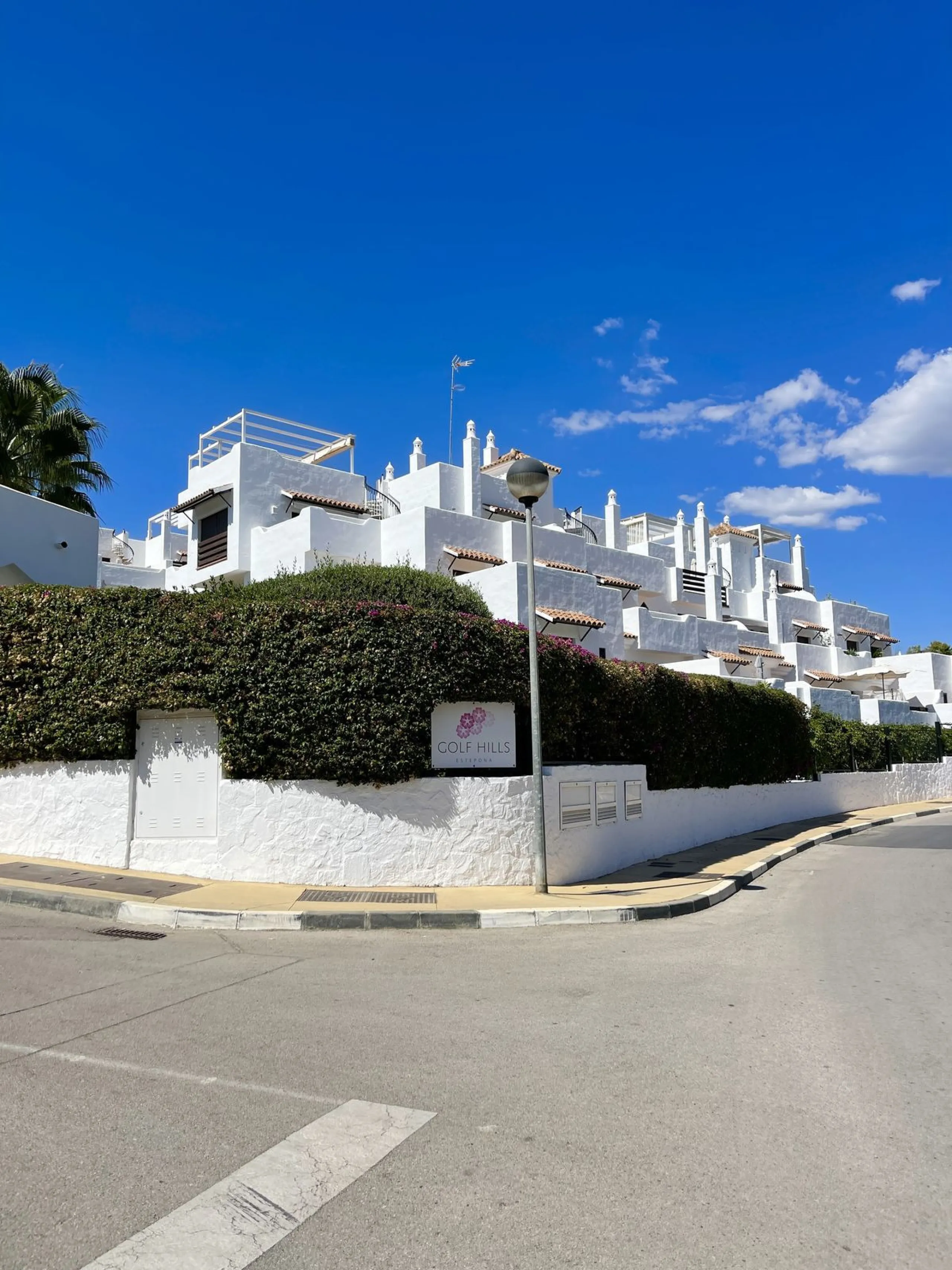 BRIGHT CORNER 3 BED APARTMENT WITH LARGE TERRACE IN GOLF HILLS, SELWO, ESTEPONA, NEXT TO LA RESINA GOLF