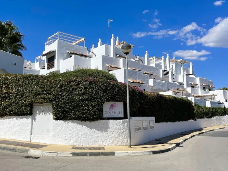 BRIGHT CORNER 3 BED APARTMENT WITH LARGE TERRACE IN GOLF HILLS, SELWO, ESTEPONA, NEXT TO LA RESINA GOLF