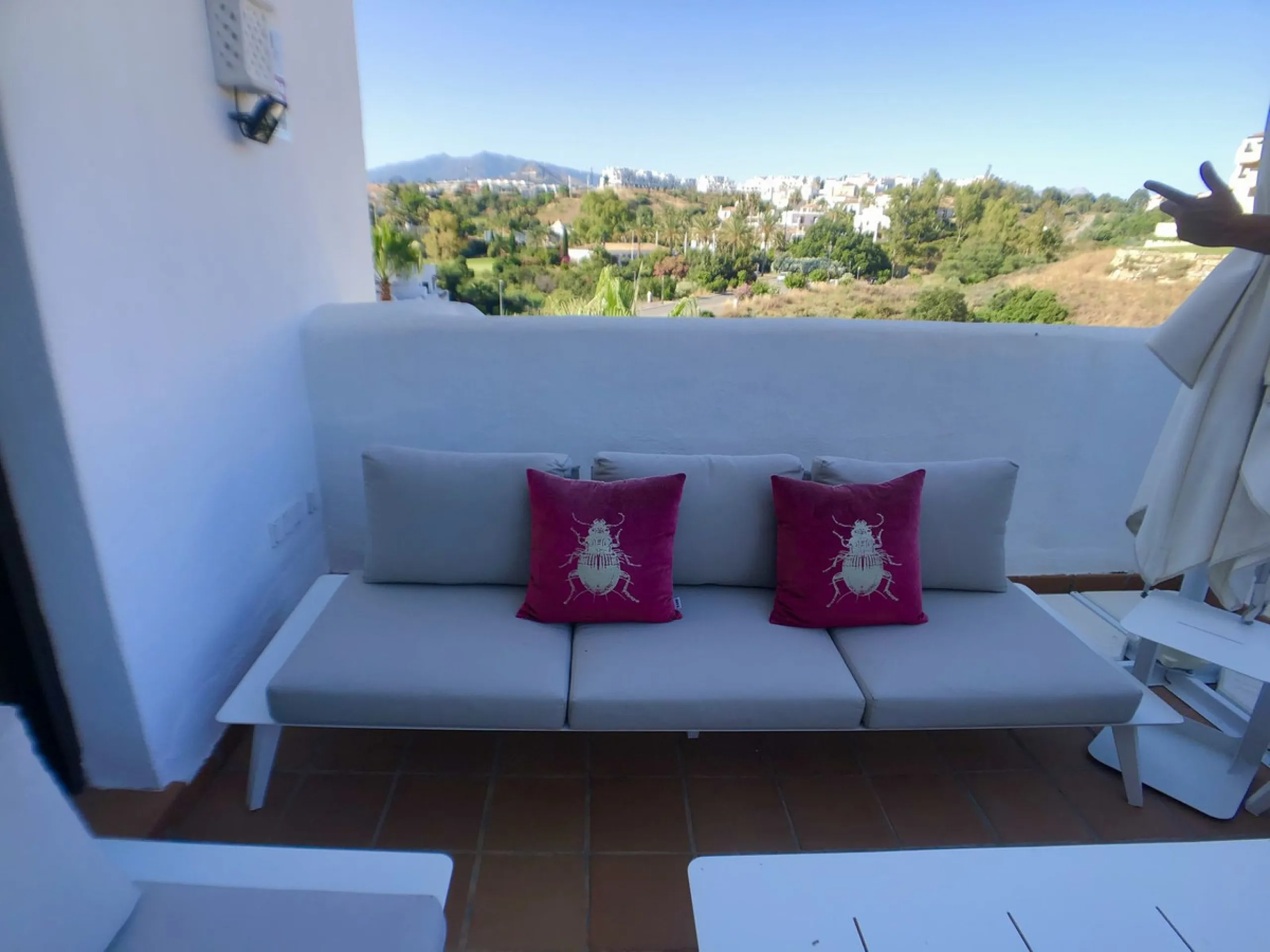 BRIGHT CORNER 3 BED APARTMENT WITH LARGE TERRACE IN GOLF HILLS, SELWO, ESTEPONA, NEXT TO LA RESINA GOLF