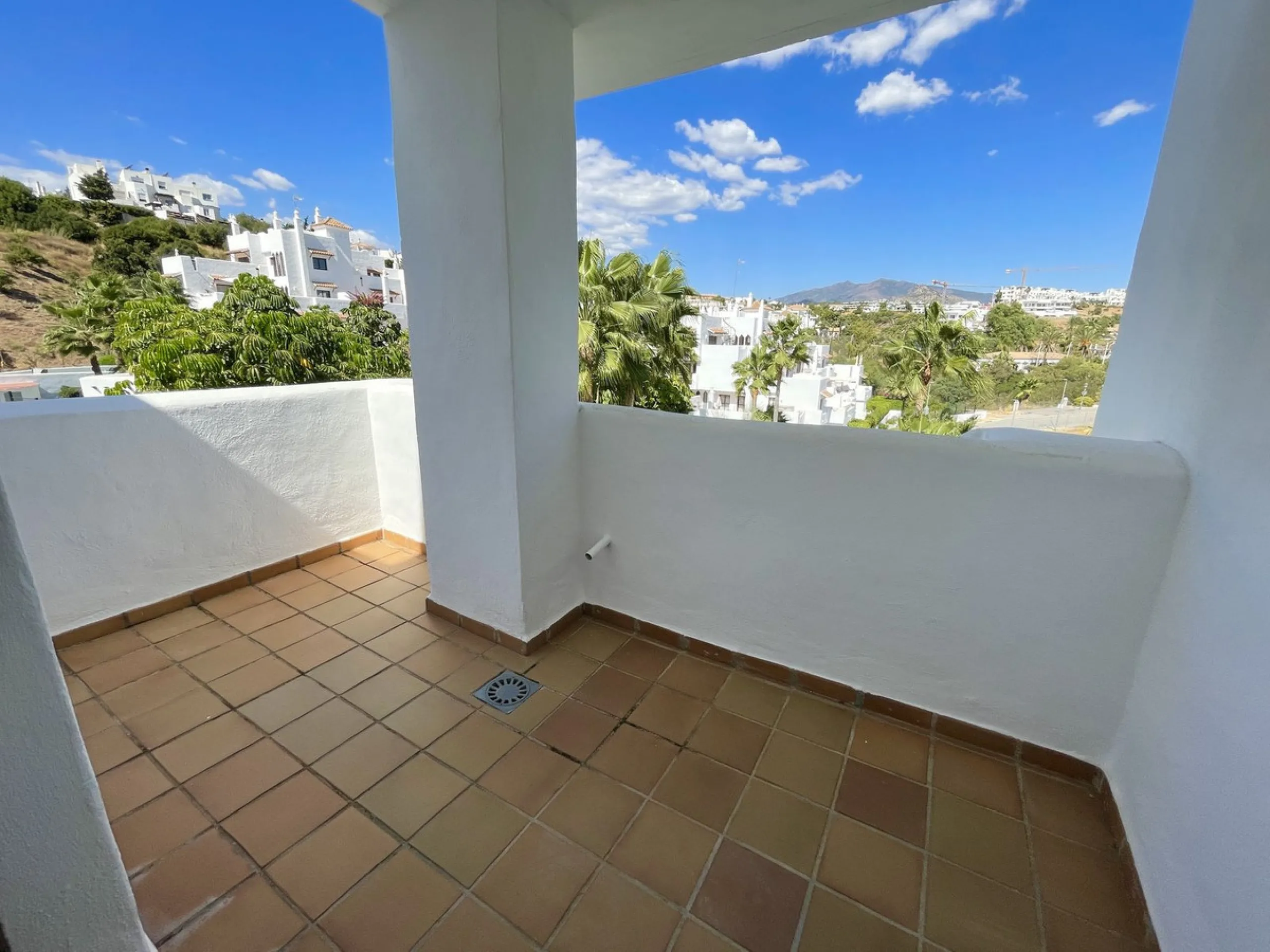 BRIGHT CORNER 3 BED APARTMENT WITH LARGE TERRACE IN GOLF HILLS, SELWO, ESTEPONA, NEXT TO LA RESINA GOLF