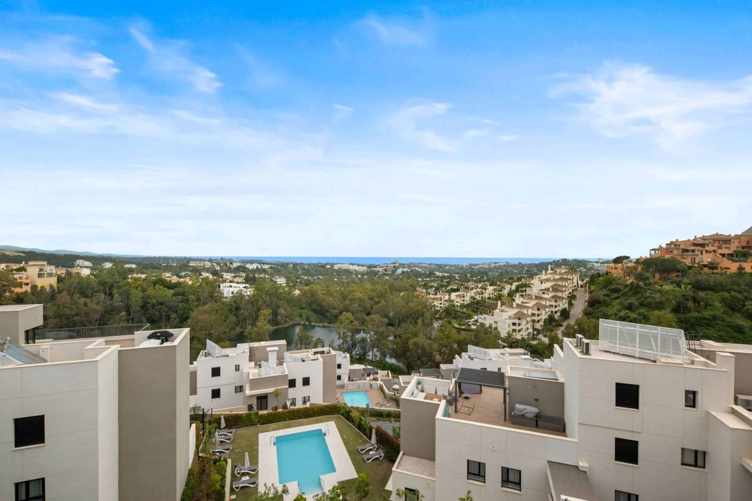 Apartment - Middle Floor Apartment в продаже в Marbella, Málaga. В доме 2 спален и 2 ванных комнат. Площадь дома 100 м²