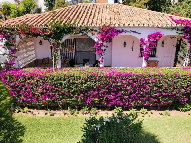 Two adjacent plots with sea views and great development potential