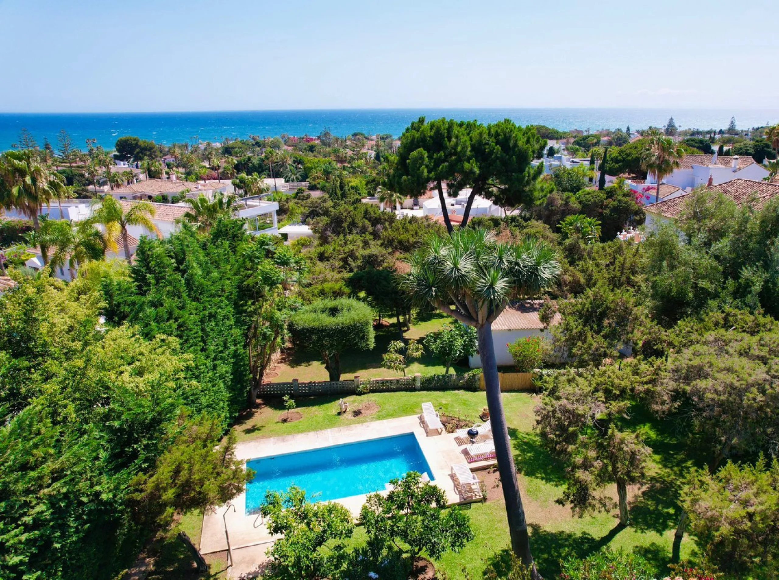 Two adjacent plots with sea views and great development potential