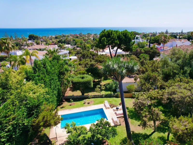 Two adjacent plots with sea views and great development potential