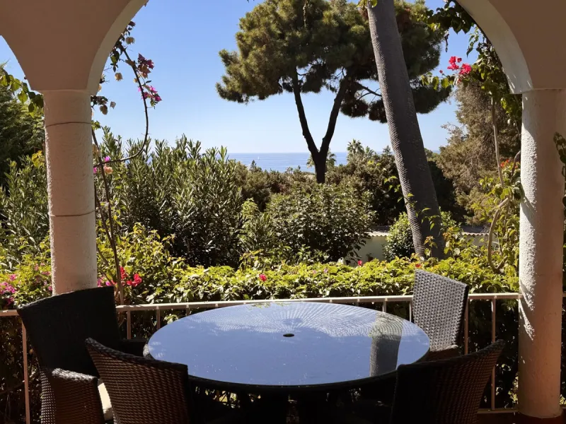 Two adjacent plots with sea views and great development potential