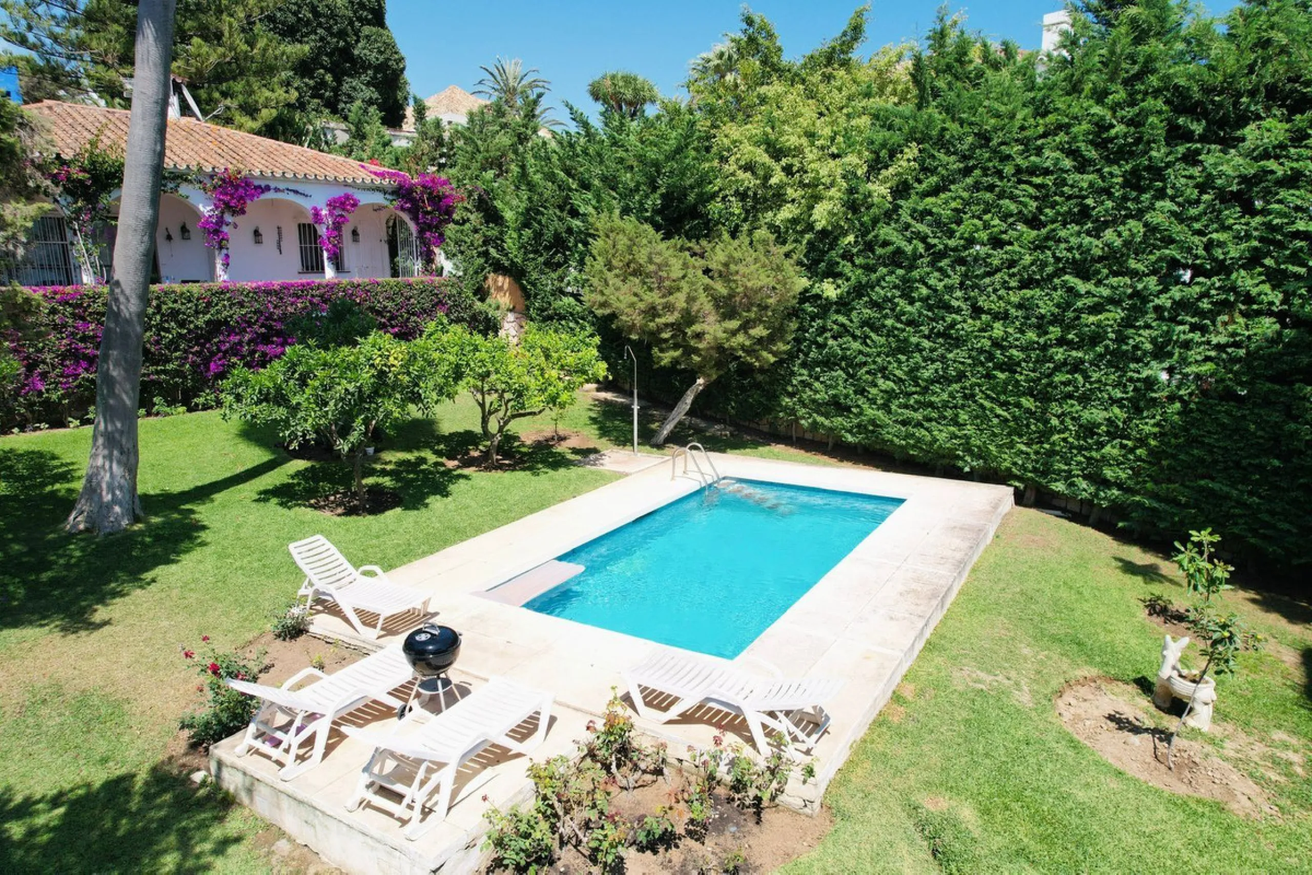 Two adjacent plots with sea views and great development potential