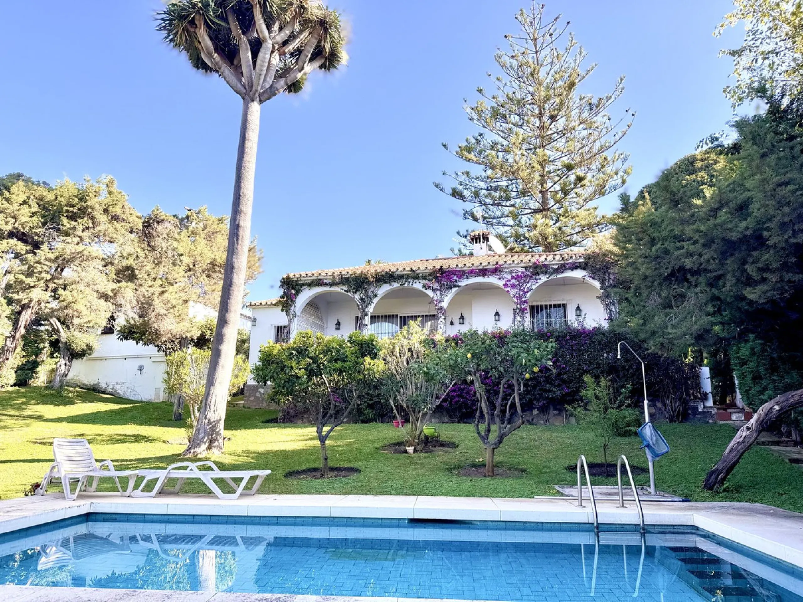Two adjacent plots with sea views and great development potential