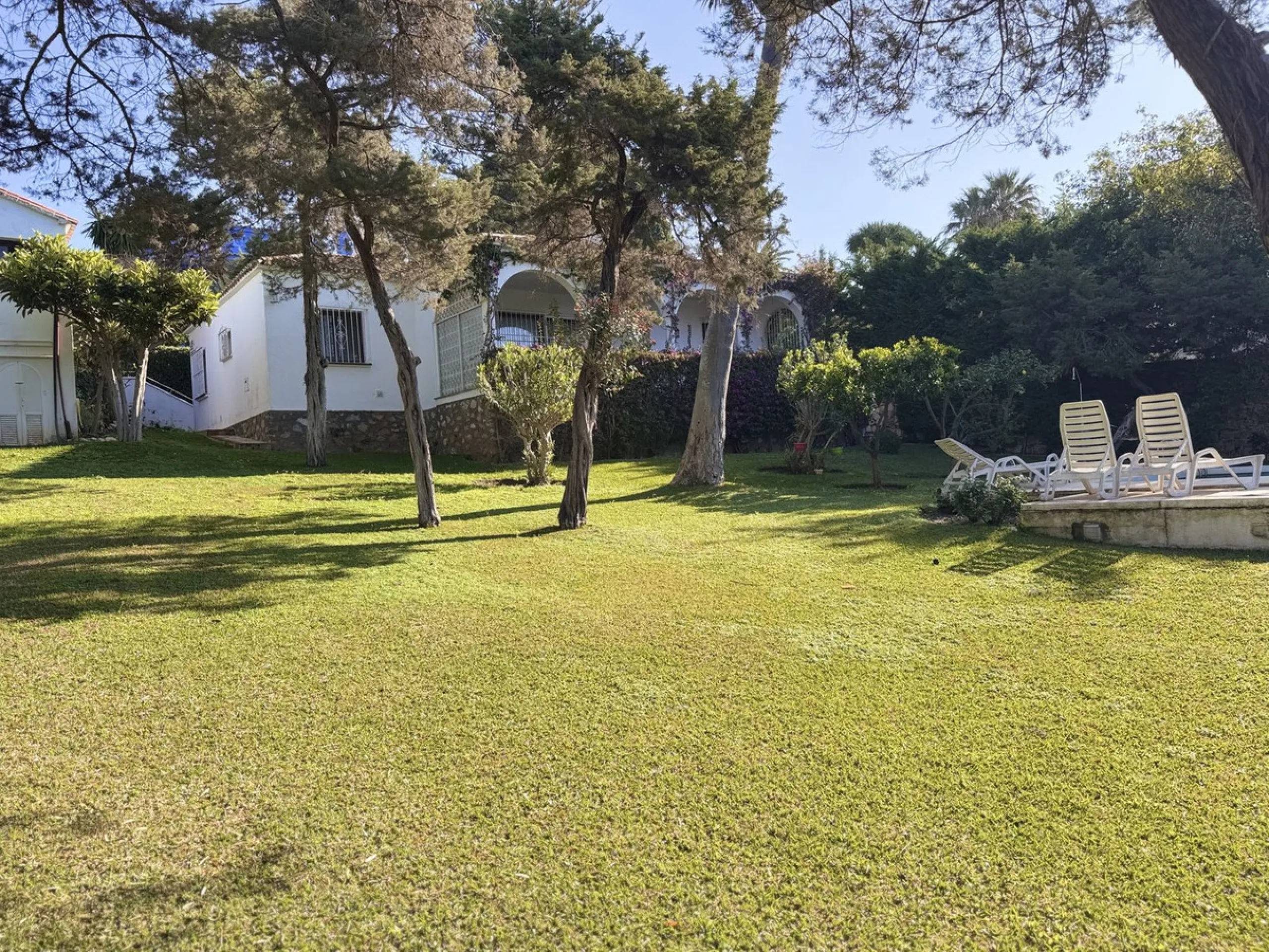 Two adjacent plots with sea views and great development potential