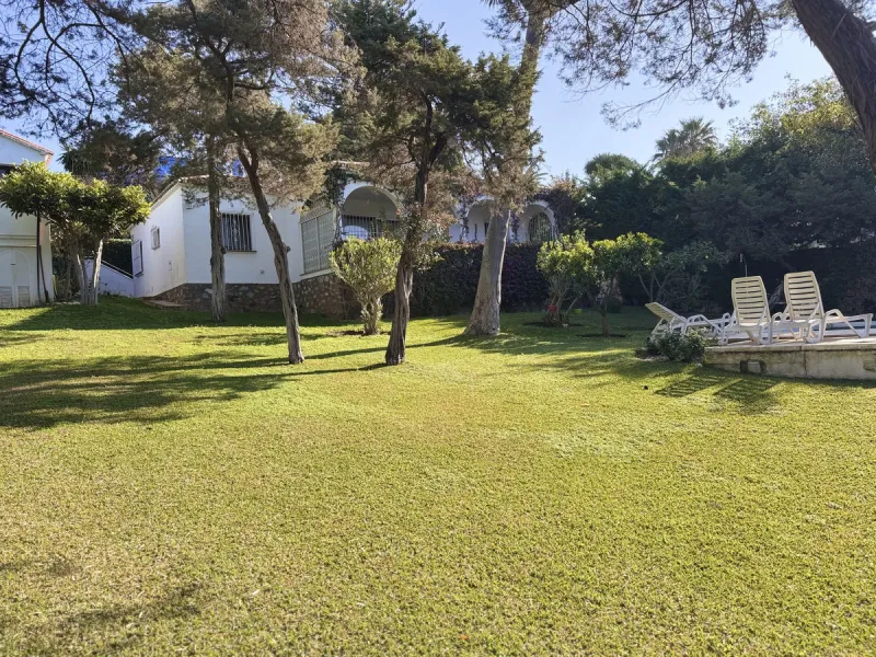 Two adjacent plots with sea views and great development potential