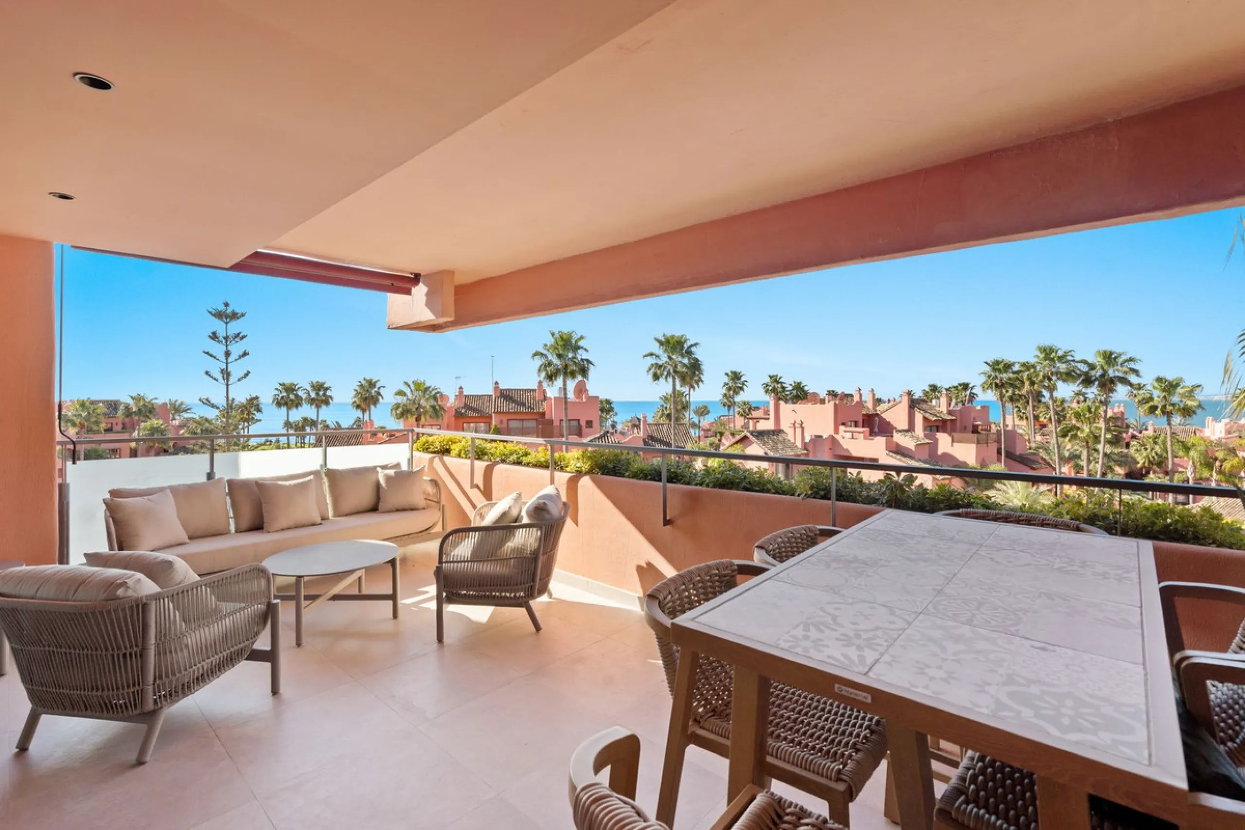 Apartment - Penthouse Duplex в продаже в Estepona, Málaga. В доме 3 спален и 2 ванных комнат. Площадь дома 156 м²