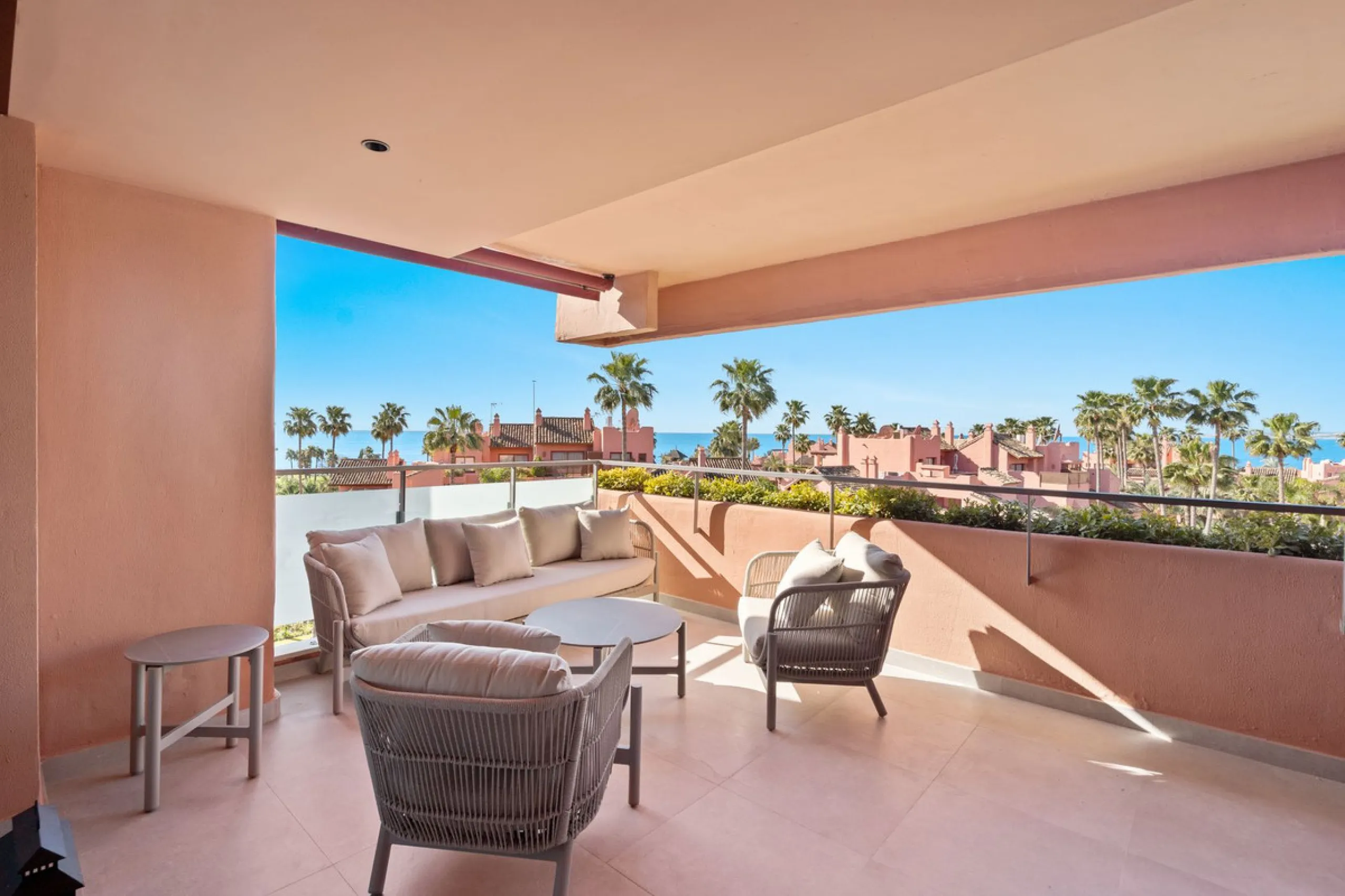 Apartment - Penthouse Duplex в продаже в Estepona, Málaga. В доме 3 спален и 2 ванных комнат. Площадь дома 156 м²