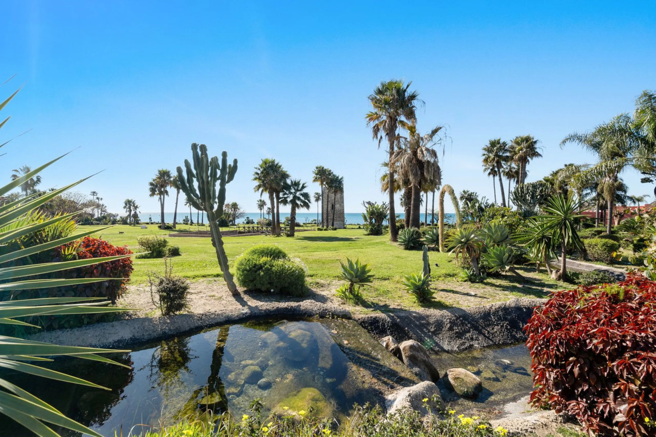 Apartment - Penthouse Duplex в продаже в Estepona, Málaga. В доме 3 спален и 2 ванных комнат. Площадь дома 156 м²