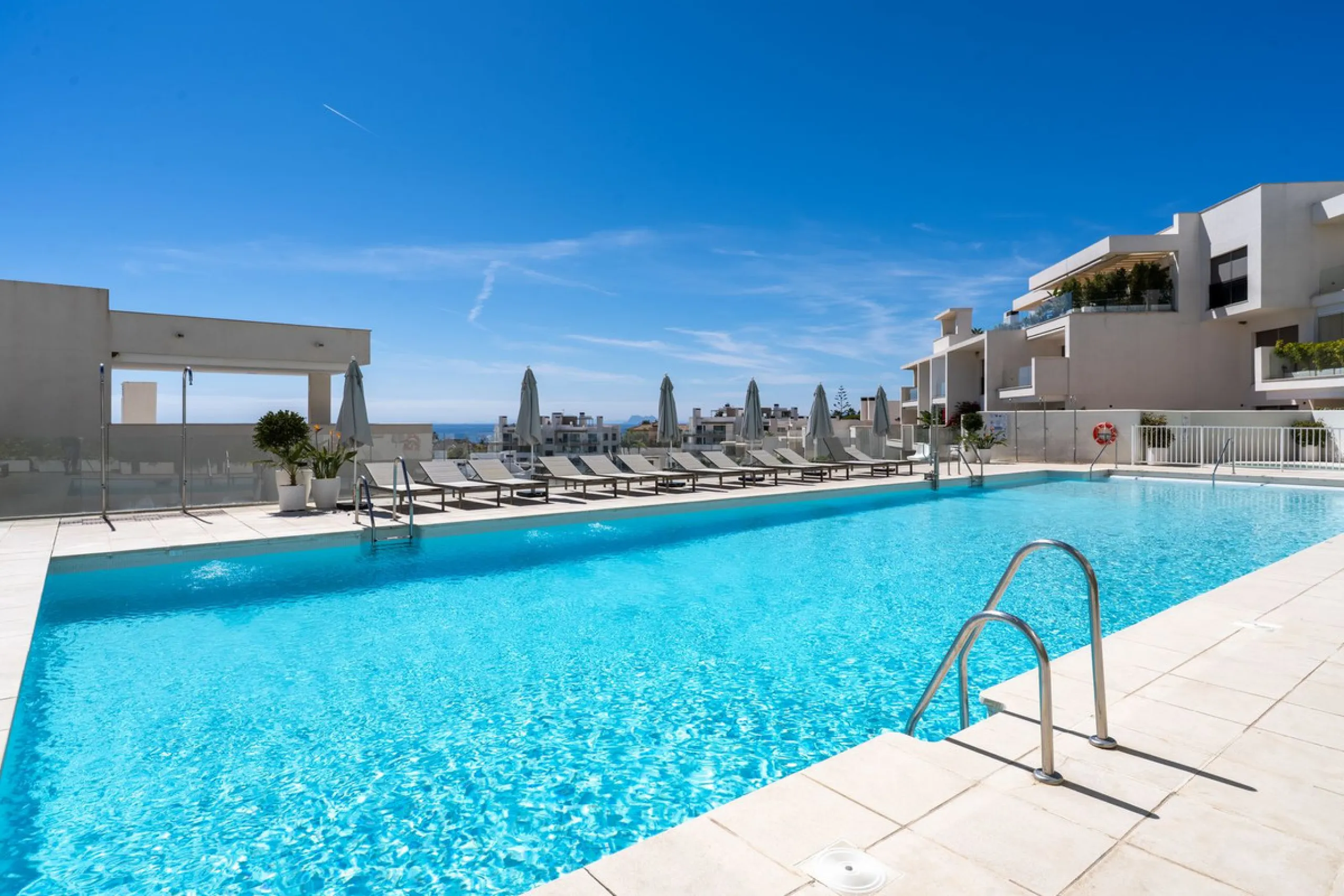 This spectacular 270 m² penthouse combines spaciousness, design and exclusivity. The property has 4 bedrooms, 3 bathrooms and a spacious and bright living room with direct access to a large private terrace, ideal for enjoying the Mediterranean climate all