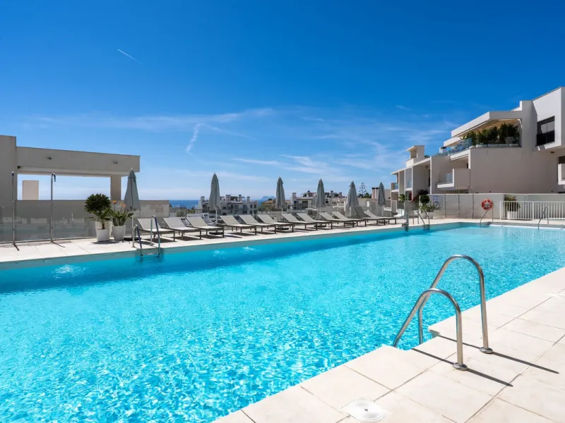 This spectacular 270 m² penthouse combines spaciousness, design and exclusivity. The property has 4 bedrooms, 3 bathrooms and a spacious and bright living room with direct access to a large private terrace, ideal for enjoying the Mediterranean climate all