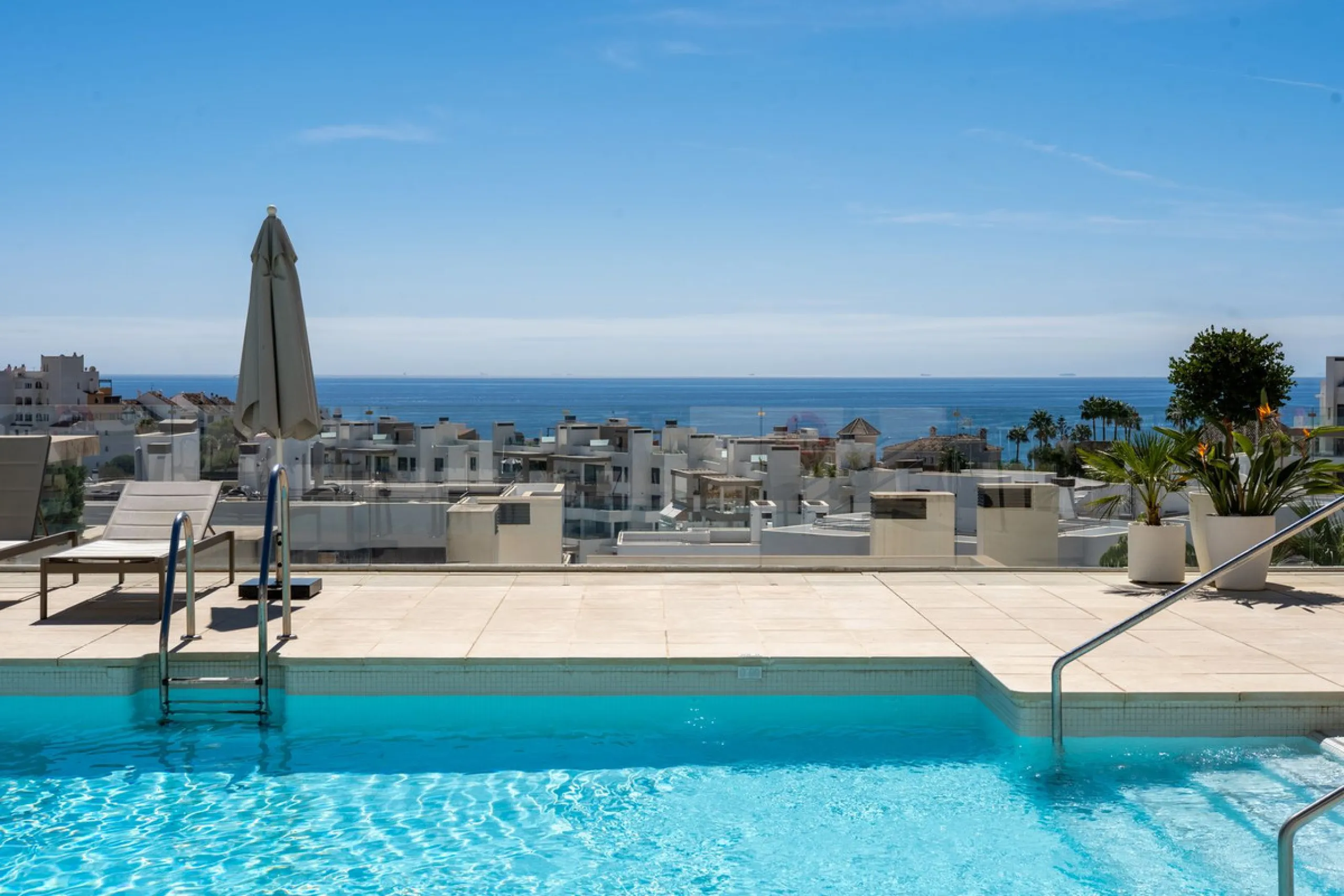 This spectacular 270 m² penthouse combines spaciousness, design and exclusivity. The property has 4 bedrooms, 3 bathrooms and a spacious and bright living room with direct access to a large private terrace, ideal for enjoying the Mediterranean climate all