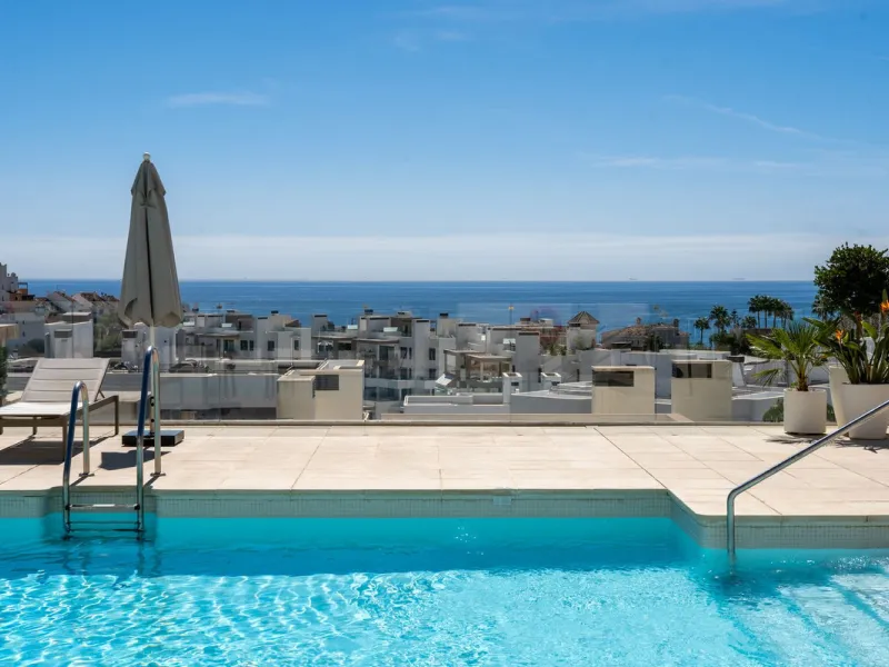 This spectacular 270 m² penthouse combines spaciousness, design and exclusivity. The property has 4 bedrooms, 3 bathrooms and a spacious and bright living room with direct access to a large private terrace, ideal for enjoying the Mediterranean climate all