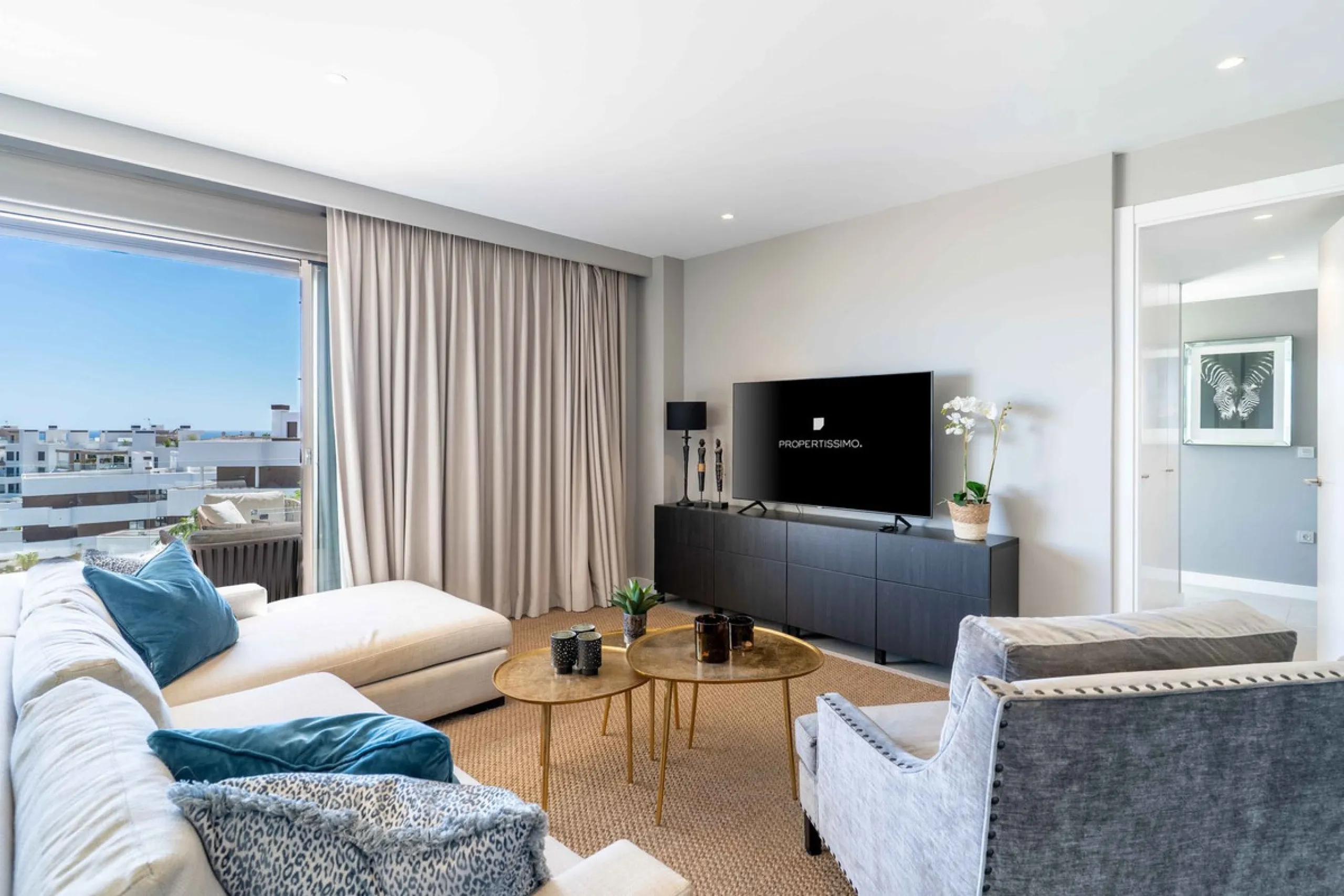 This spectacular 270 m² penthouse combines spaciousness, design and exclusivity. The property has 4 bedrooms, 3 bathrooms and a spacious and bright living room with direct access to a large private terrace, ideal for enjoying the Mediterranean climate all