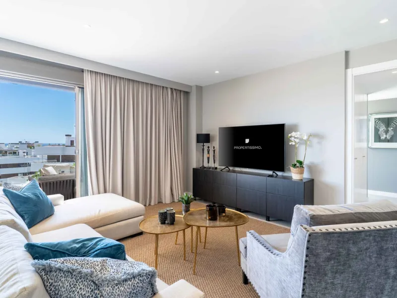 This spectacular 270 m² penthouse combines spaciousness, design and exclusivity. The property has 4 bedrooms, 3 bathrooms and a spacious and bright living room with direct access to a large private terrace, ideal for enjoying the Mediterranean climate all