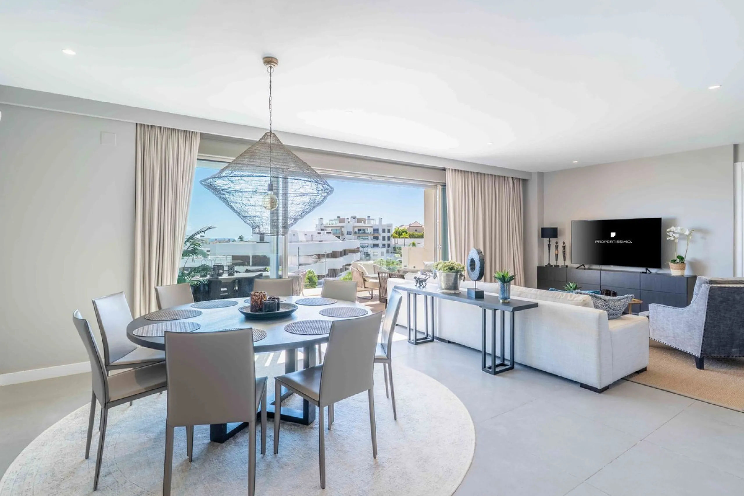 This spectacular 270 m² penthouse combines spaciousness, design and exclusivity. The property has 4 bedrooms, 3 bathrooms and a spacious and bright living room with direct access to a large private terrace, ideal for enjoying the Mediterranean climate all