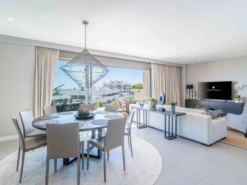 This spectacular 270 m² penthouse combines spaciousness, design and exclusivity. The property has 4 bedrooms, 3 bathrooms and a spacious and bright living room with direct access to a large private terrace, ideal for enjoying the Mediterranean climate all