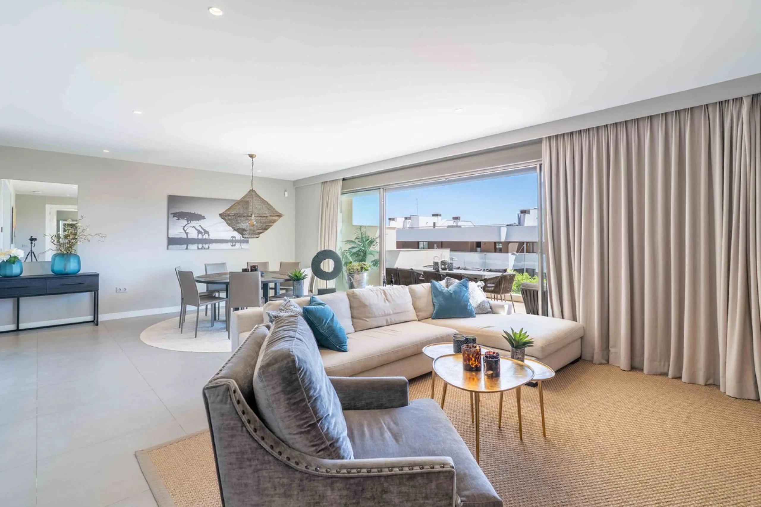 This spectacular 270 m² penthouse combines spaciousness, design and exclusivity. The property has 4 bedrooms, 3 bathrooms and a spacious and bright living room with direct access to a large private terrace, ideal for enjoying the Mediterranean climate all