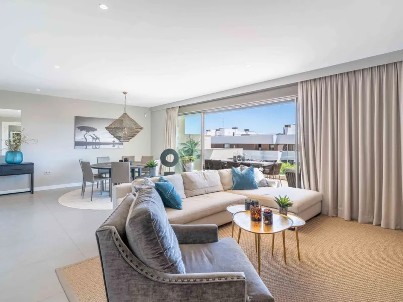 This spectacular 270 m² penthouse combines spaciousness, design and exclusivity. The property has 4 bedrooms, 3 bathrooms and a spacious and bright living room with direct access to a large private terrace, ideal for enjoying the Mediterranean climate all