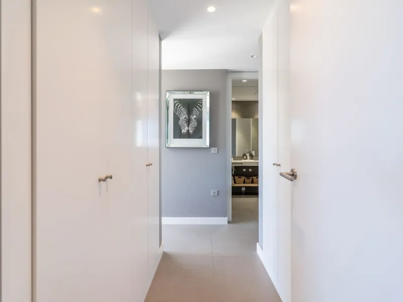 This spectacular 270 m² penthouse combines spaciousness, design and exclusivity. The property has 4 bedrooms, 3 bathrooms and a spacious and bright living room with direct access to a large private terrace, ideal for enjoying the Mediterranean climate all