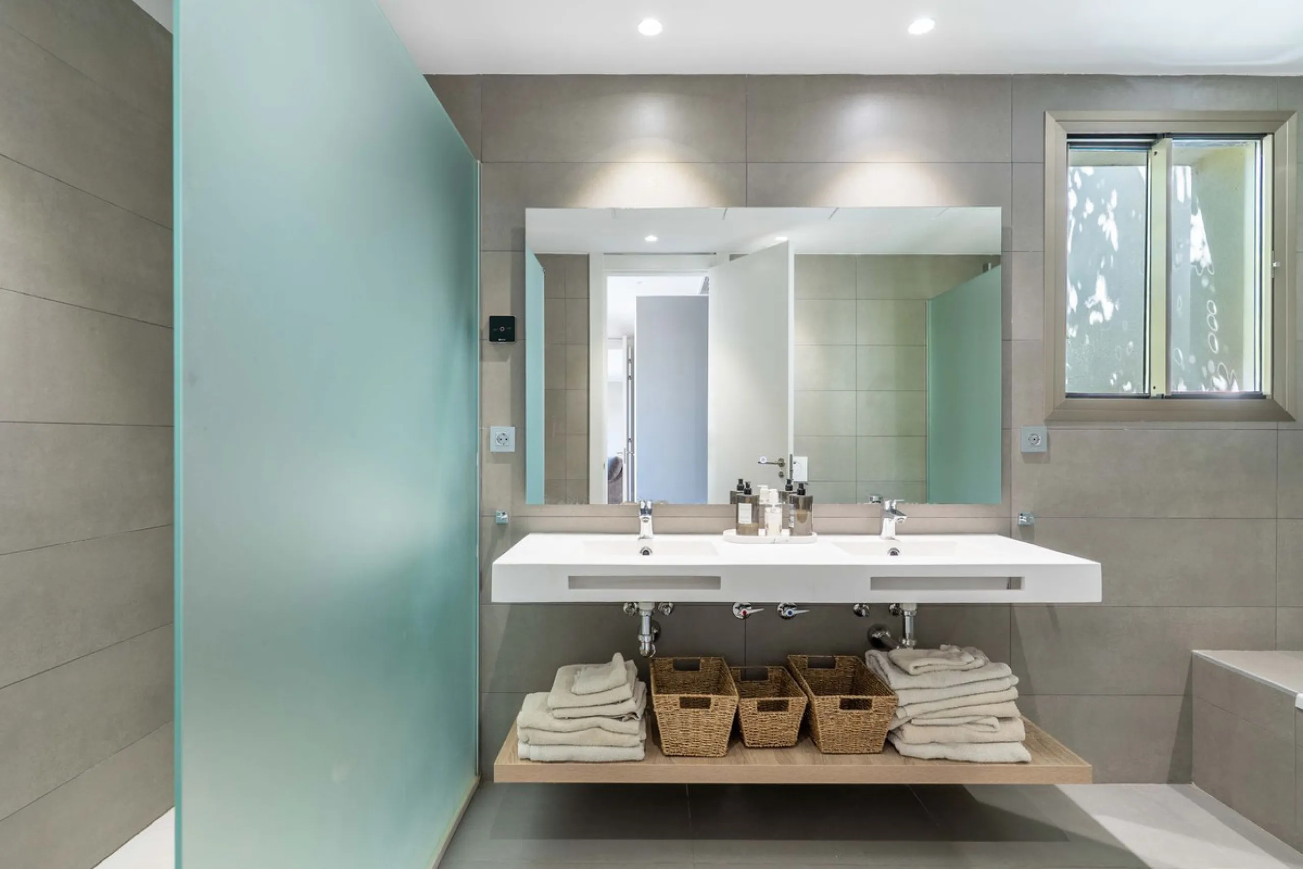 This spectacular 270 m² penthouse combines spaciousness, design and exclusivity. The property has 4 bedrooms, 3 bathrooms and a spacious and bright living room with direct access to a large private terrace, ideal for enjoying the Mediterranean climate all