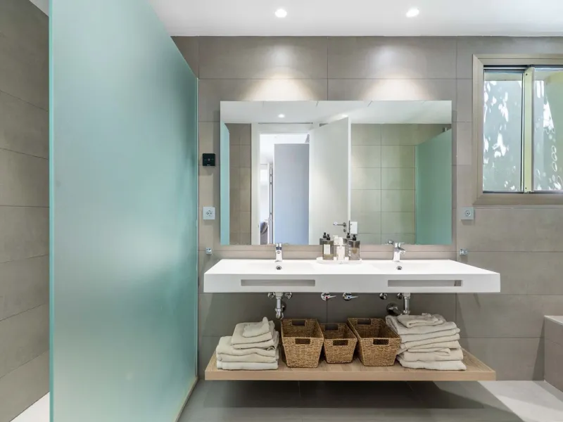 This spectacular 270 m² penthouse combines spaciousness, design and exclusivity. The property has 4 bedrooms, 3 bathrooms and a spacious and bright living room with direct access to a large private terrace, ideal for enjoying the Mediterranean climate all