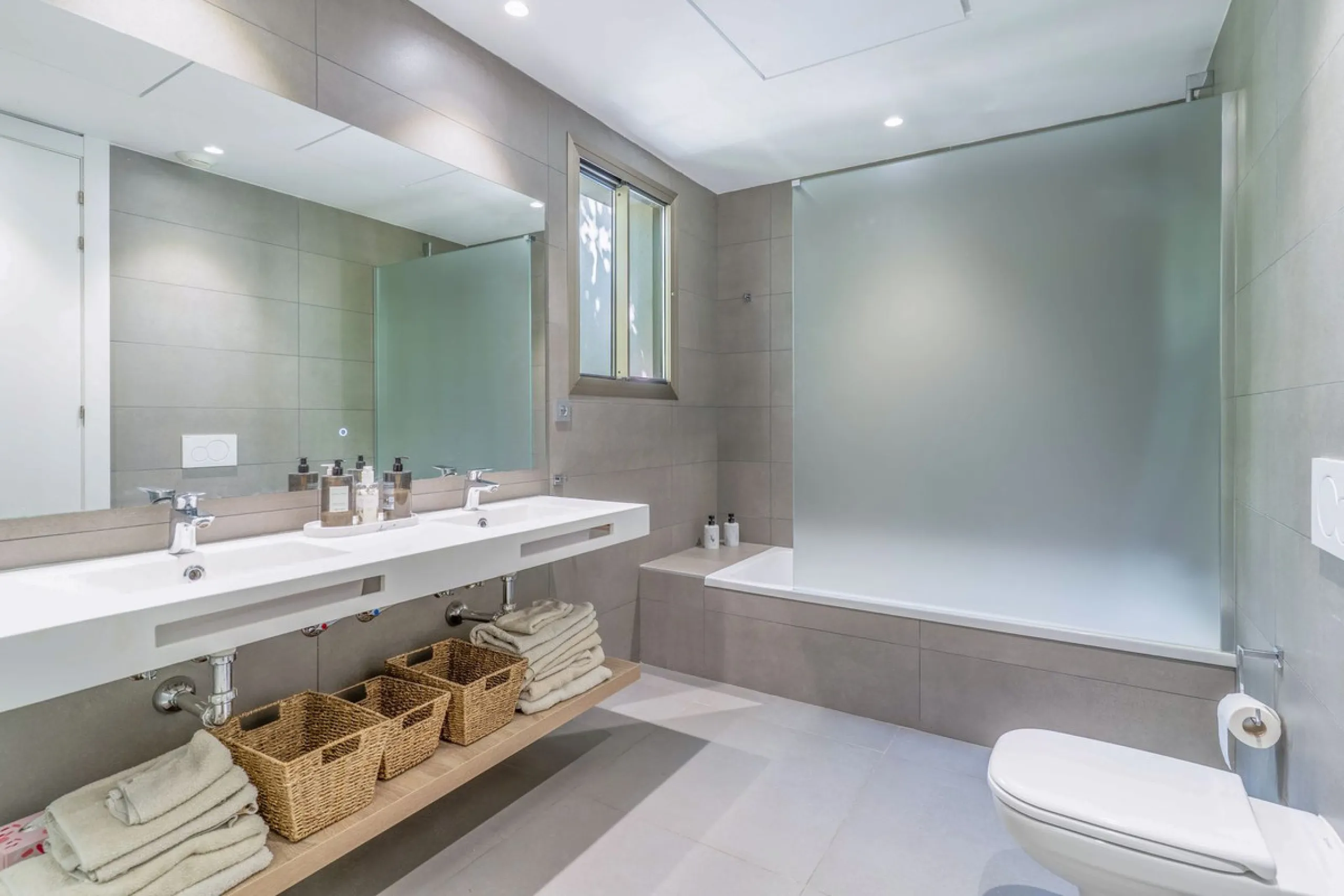 This spectacular 270 m² penthouse combines spaciousness, design and exclusivity. The property has 4 bedrooms, 3 bathrooms and a spacious and bright living room with direct access to a large private terrace, ideal for enjoying the Mediterranean climate all