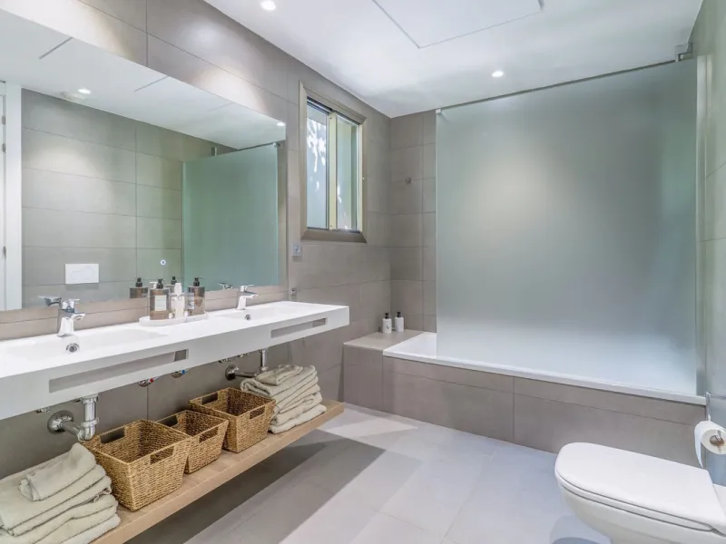 This spectacular 270 m² penthouse combines spaciousness, design and exclusivity. The property has 4 bedrooms, 3 bathrooms and a spacious and bright living room with direct access to a large private terrace, ideal for enjoying the Mediterranean climate all