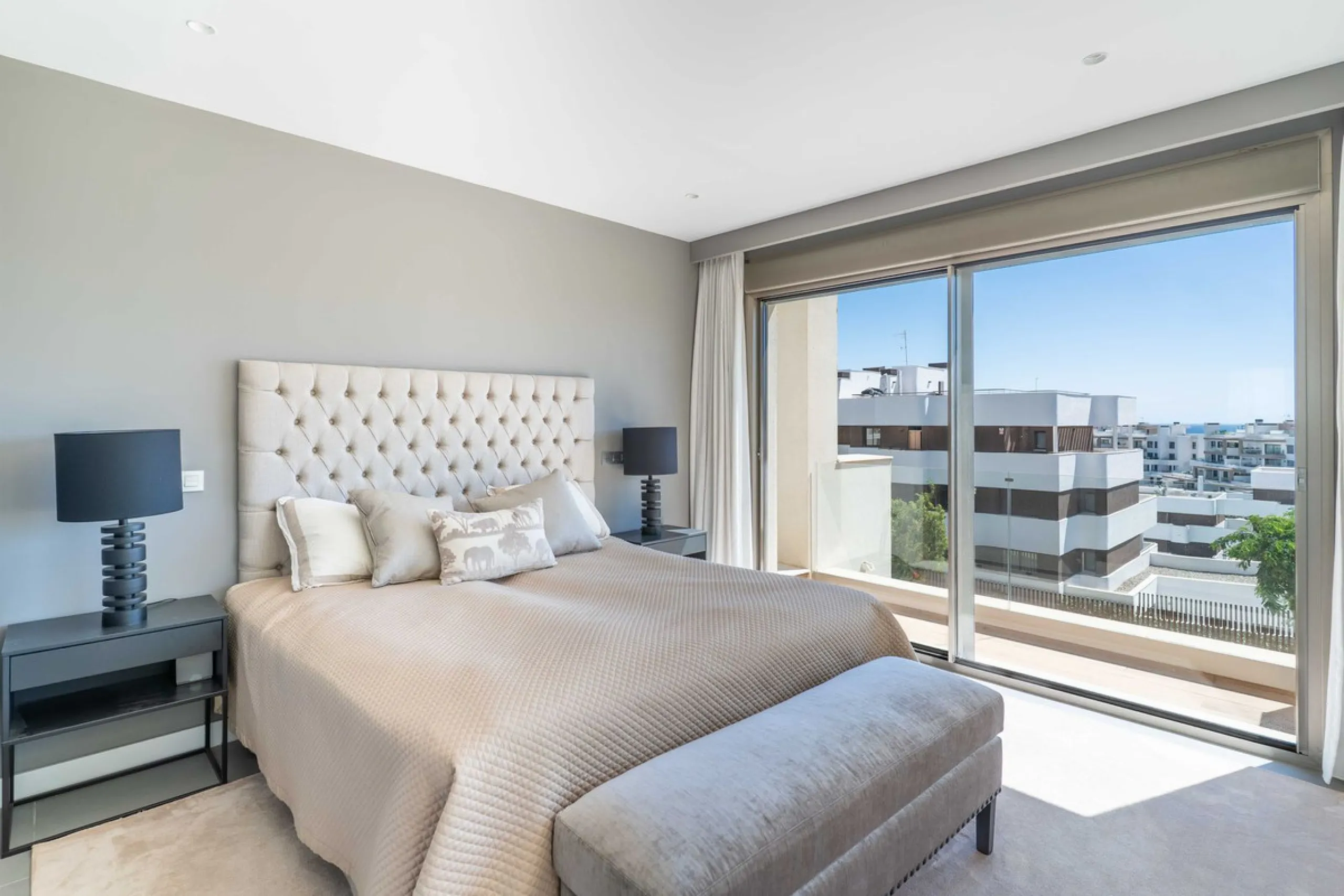 This spectacular 270 m² penthouse combines spaciousness, design and exclusivity. The property has 4 bedrooms, 3 bathrooms and a spacious and bright living room with direct access to a large private terrace, ideal for enjoying the Mediterranean climate all