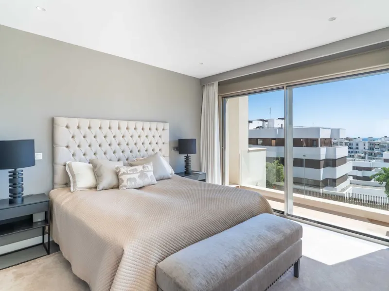 This spectacular 270 m² penthouse combines spaciousness, design and exclusivity. The property has 4 bedrooms, 3 bathrooms and a spacious and bright living room with direct access to a large private terrace, ideal for enjoying the Mediterranean climate all