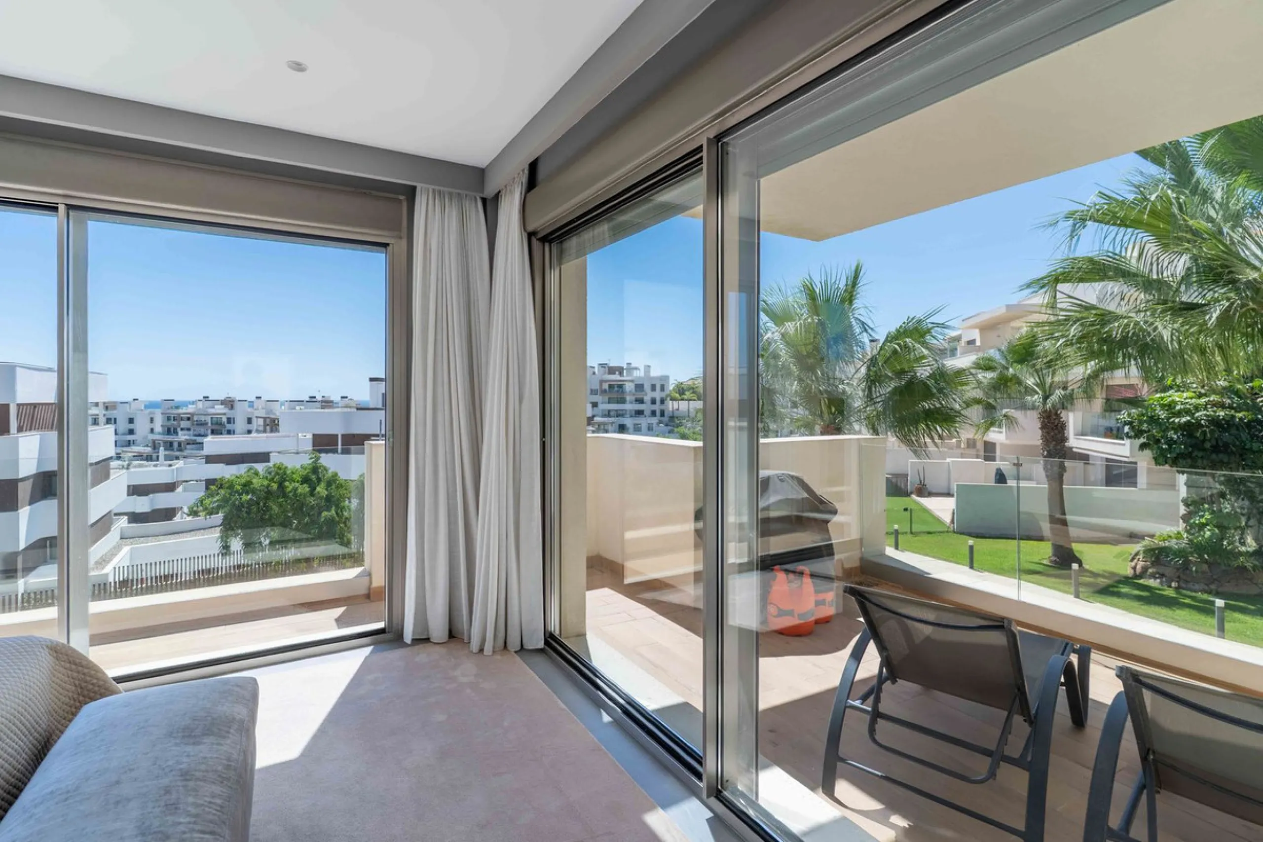 This spectacular 270 m² penthouse combines spaciousness, design and exclusivity. The property has 4 bedrooms, 3 bathrooms and a spacious and bright living room with direct access to a large private terrace, ideal for enjoying the Mediterranean climate all