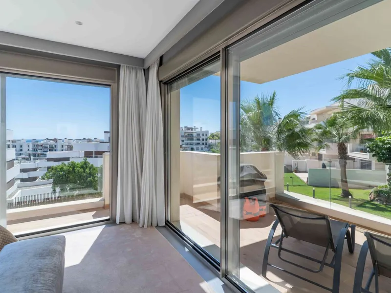 This spectacular 270 m² penthouse combines spaciousness, design and exclusivity. The property has 4 bedrooms, 3 bathrooms and a spacious and bright living room with direct access to a large private terrace, ideal for enjoying the Mediterranean climate all
