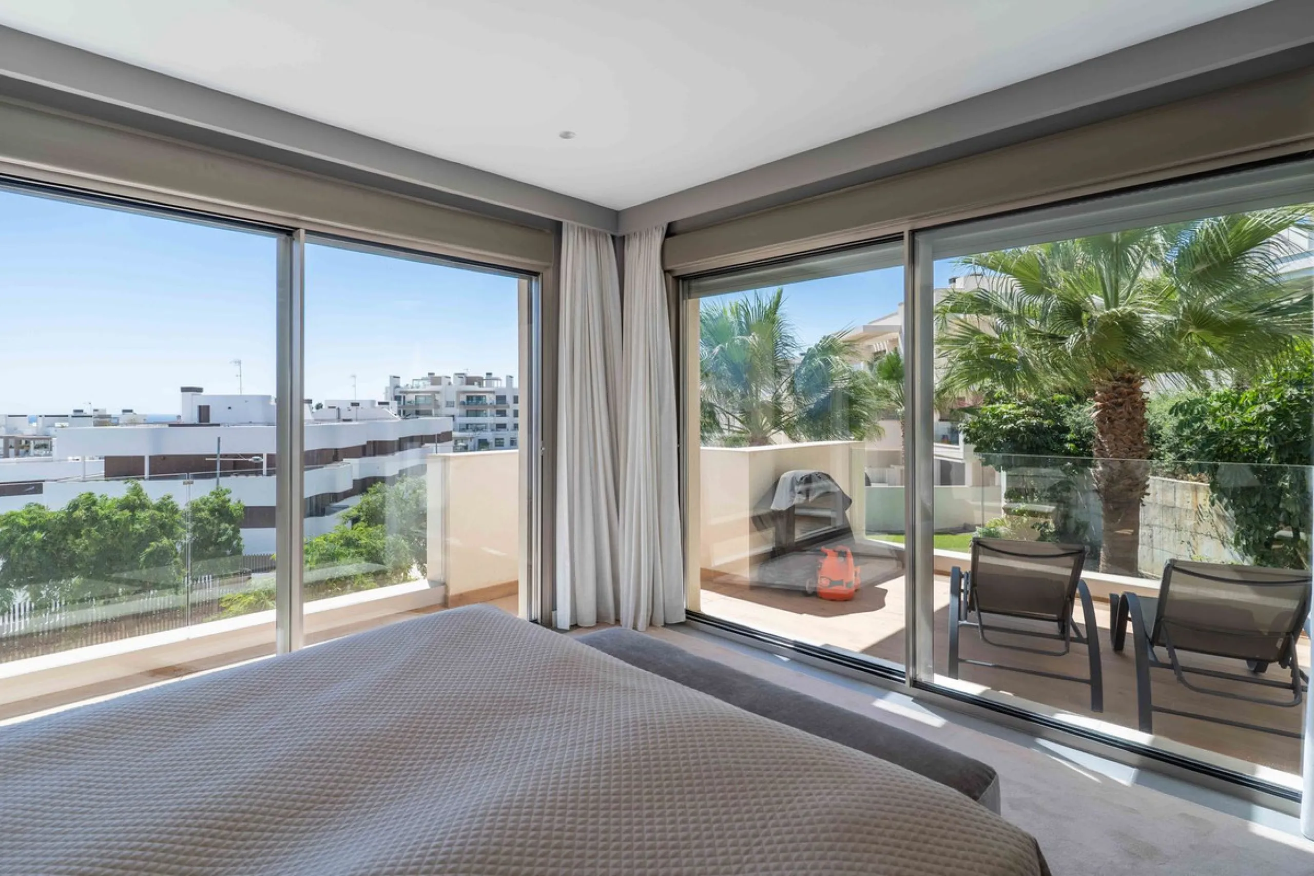 This spectacular 270 m² penthouse combines spaciousness, design and exclusivity. The property has 4 bedrooms, 3 bathrooms and a spacious and bright living room with direct access to a large private terrace, ideal for enjoying the Mediterranean climate all
