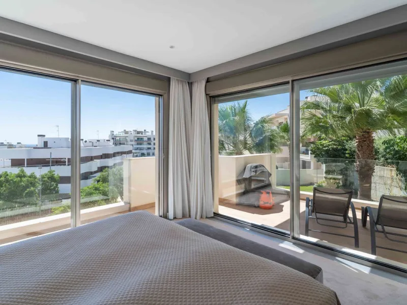 This spectacular 270 m² penthouse combines spaciousness, design and exclusivity. The property has 4 bedrooms, 3 bathrooms and a spacious and bright living room with direct access to a large private terrace, ideal for enjoying the Mediterranean climate all