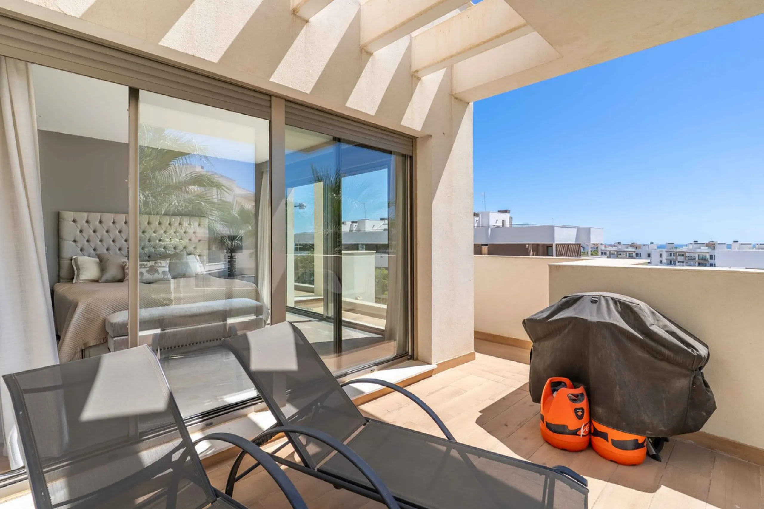 This spectacular 270 m² penthouse combines spaciousness, design and exclusivity. The property has 4 bedrooms, 3 bathrooms and a spacious and bright living room with direct access to a large private terrace, ideal for enjoying the Mediterranean climate all