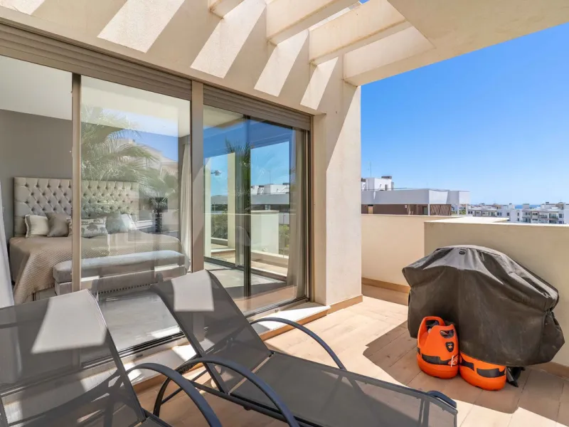 This spectacular 270 m² penthouse combines spaciousness, design and exclusivity. The property has 4 bedrooms, 3 bathrooms and a spacious and bright living room with direct access to a large private terrace, ideal for enjoying the Mediterranean climate all