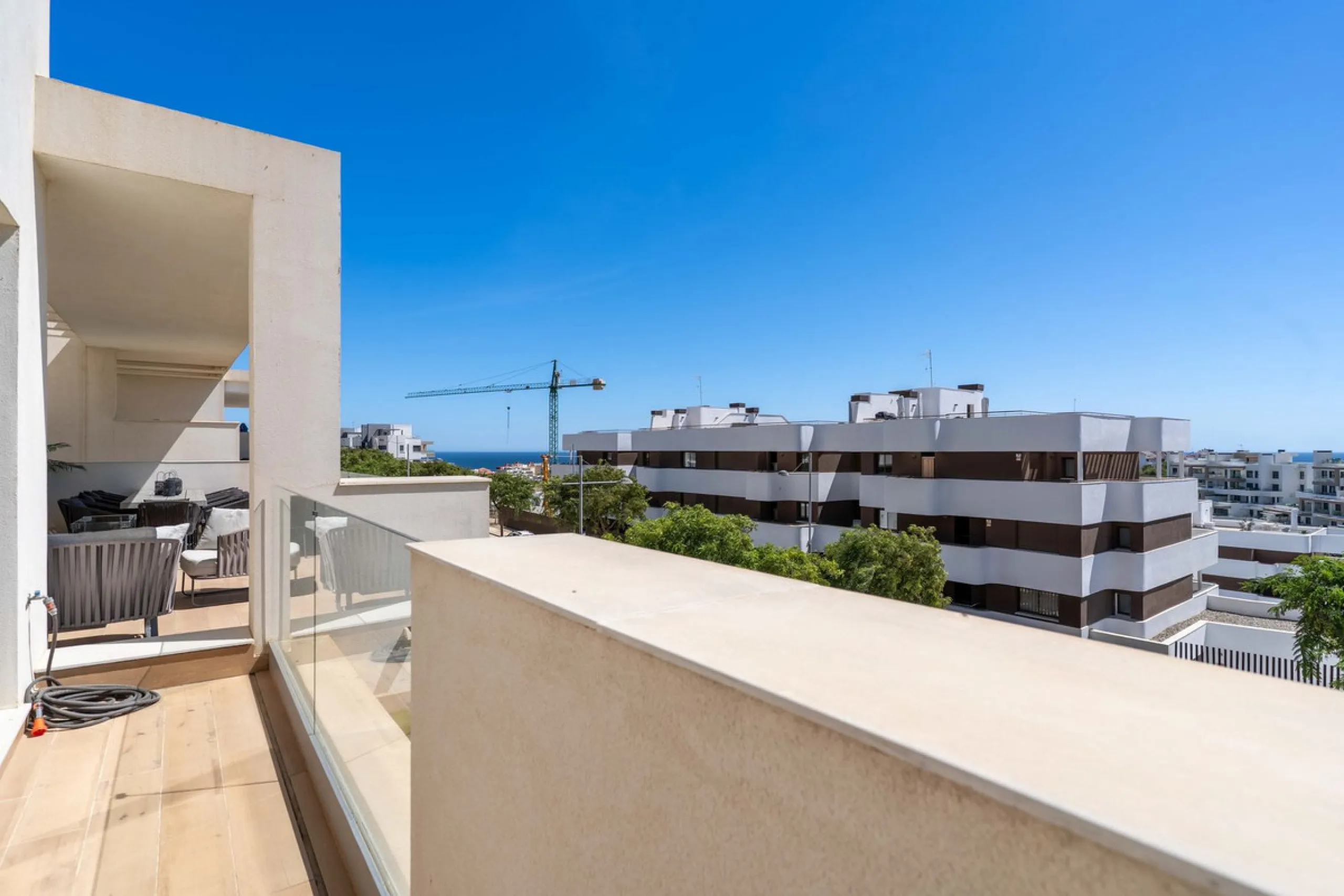 This spectacular 270 m² penthouse combines spaciousness, design and exclusivity. The property has 4 bedrooms, 3 bathrooms and a spacious and bright living room with direct access to a large private terrace, ideal for enjoying the Mediterranean climate all