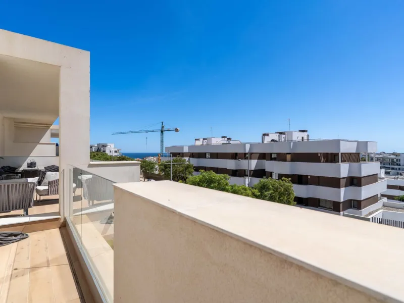This spectacular 270 m² penthouse combines spaciousness, design and exclusivity. The property has 4 bedrooms, 3 bathrooms and a spacious and bright living room with direct access to a large private terrace, ideal for enjoying the Mediterranean climate all
